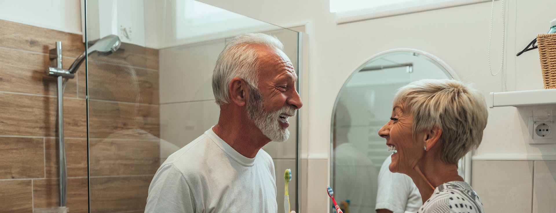 Personen im barrierefreien Bad