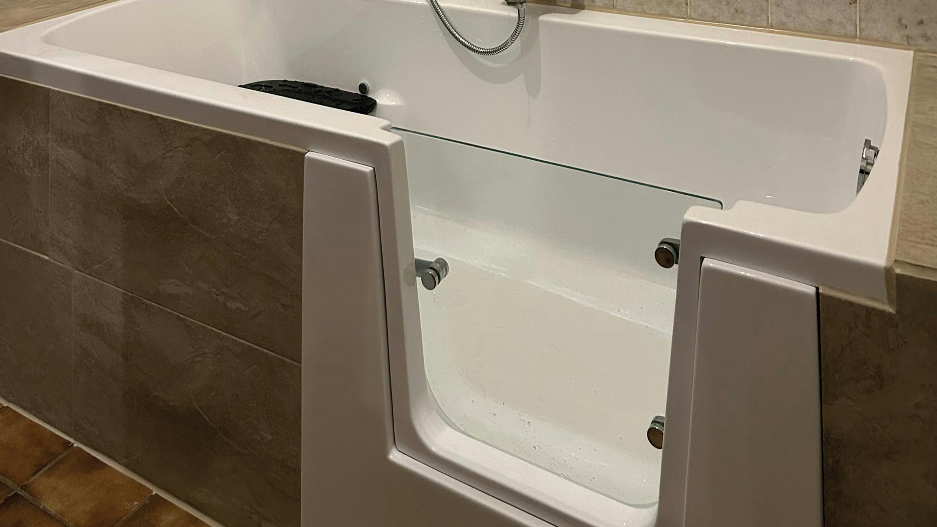 Sitzbadewanne mit Tür