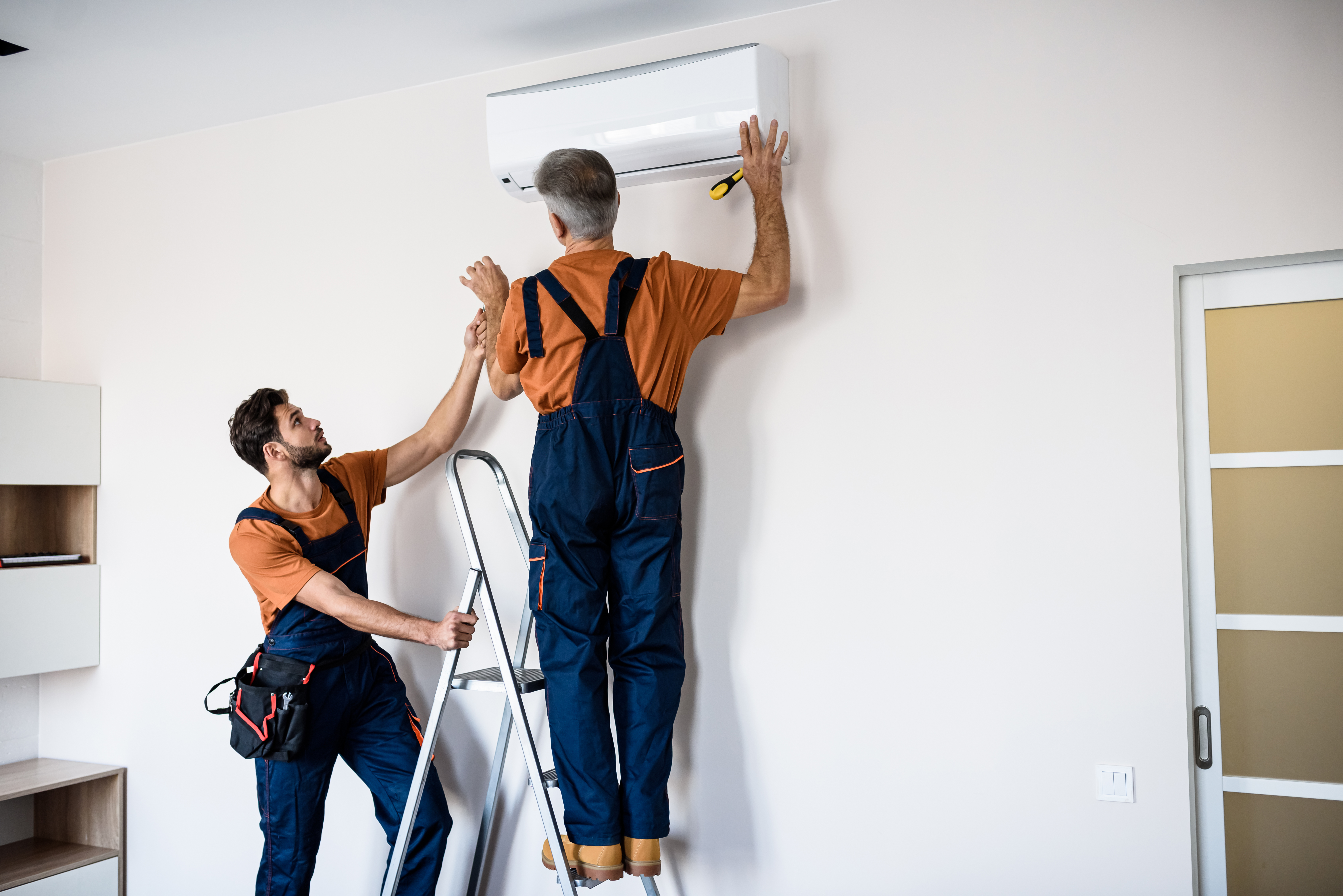 Installation einer Terrassenüberdachung von Fachfirma