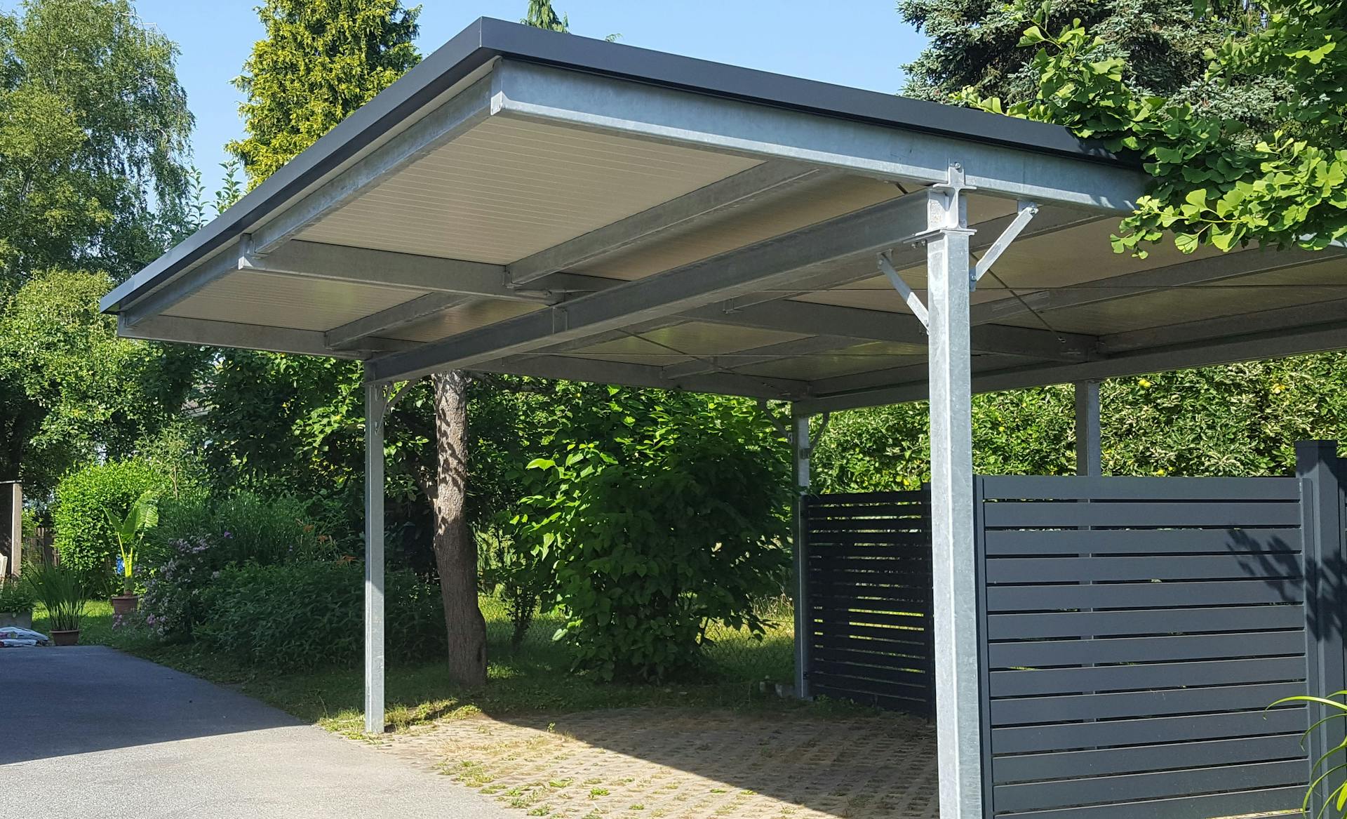 Carport Pultdach in Antharzit mit Glaseindeckung nach Maß und mit Montage