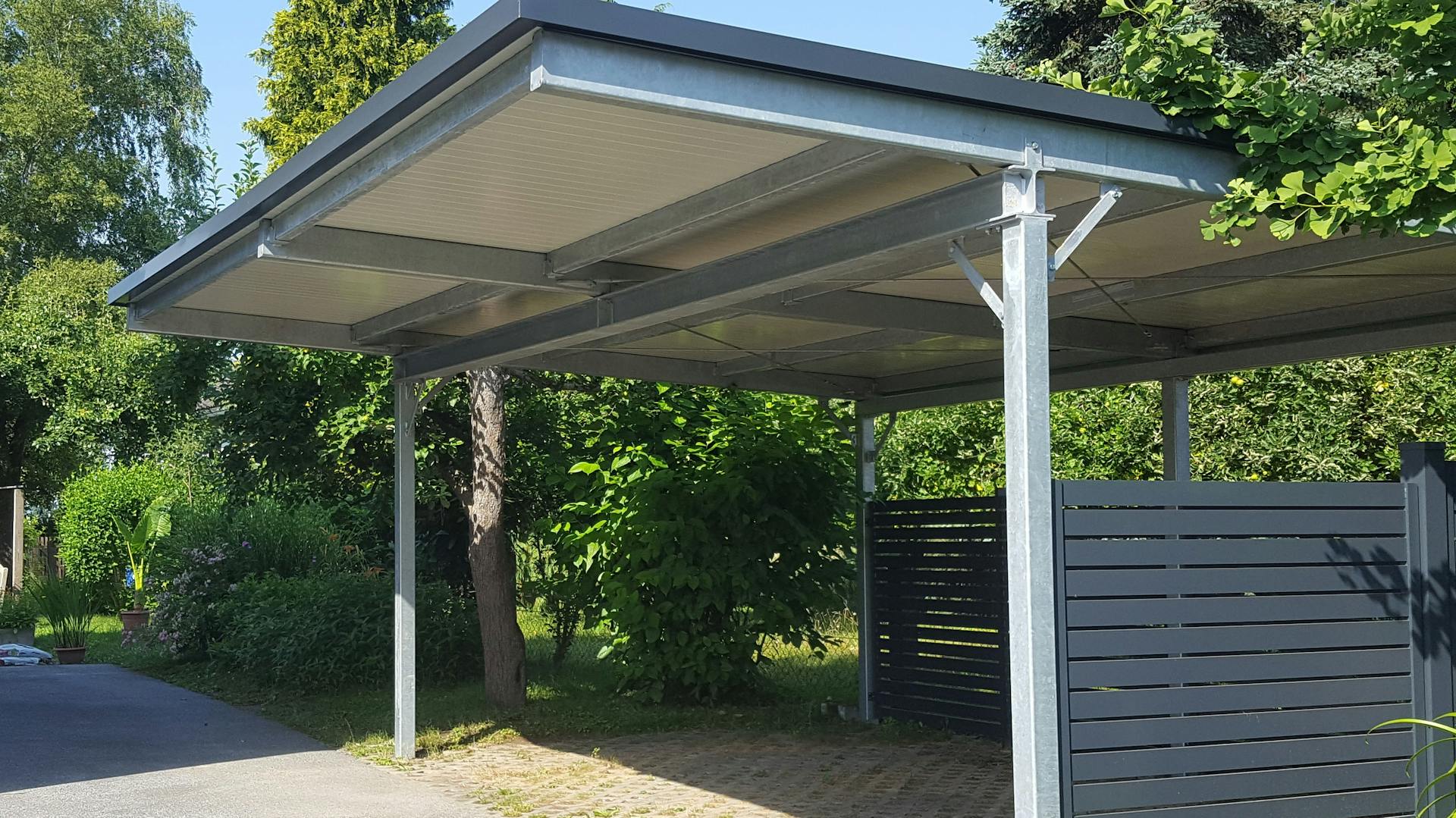 Freistehender Carport mit Seitenwand in Anthrazit