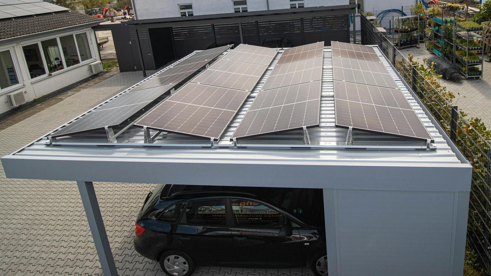 Doppelcarport mit Photovoltaik Modulen