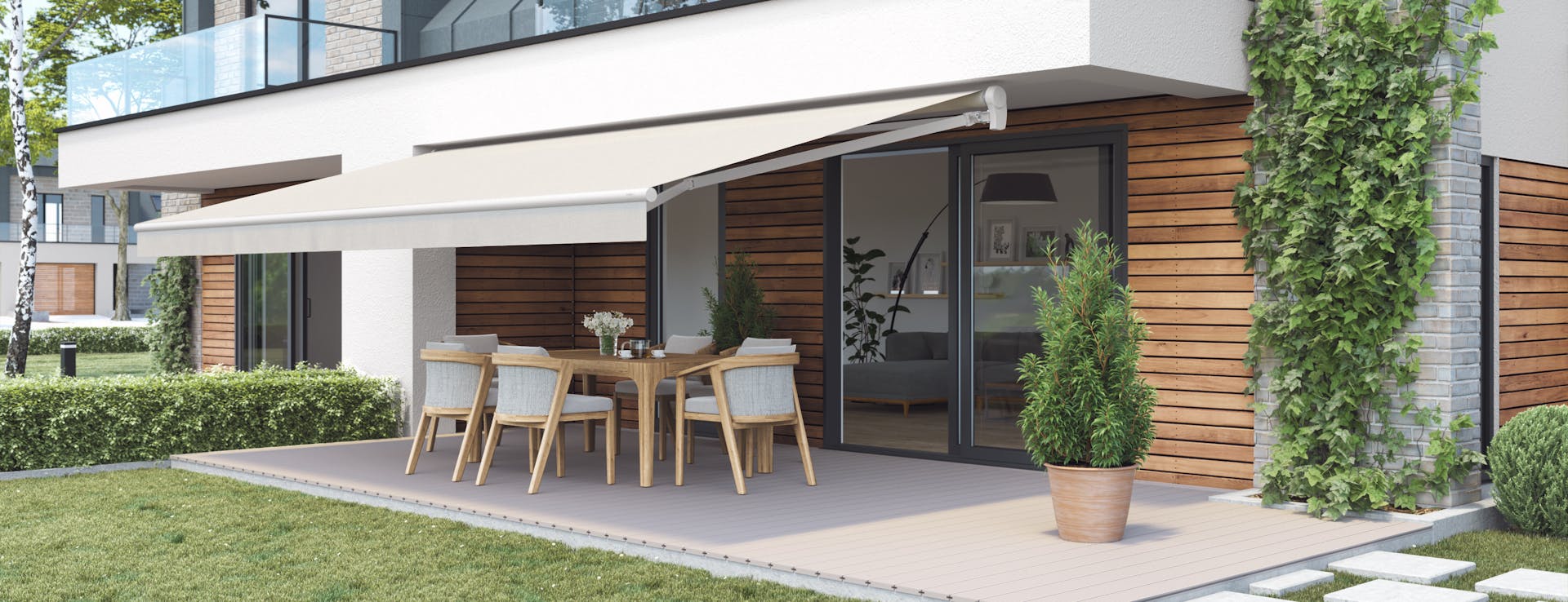 Markise in beige ausgefahren über eine Terrasse mit Tisch und Stühlen