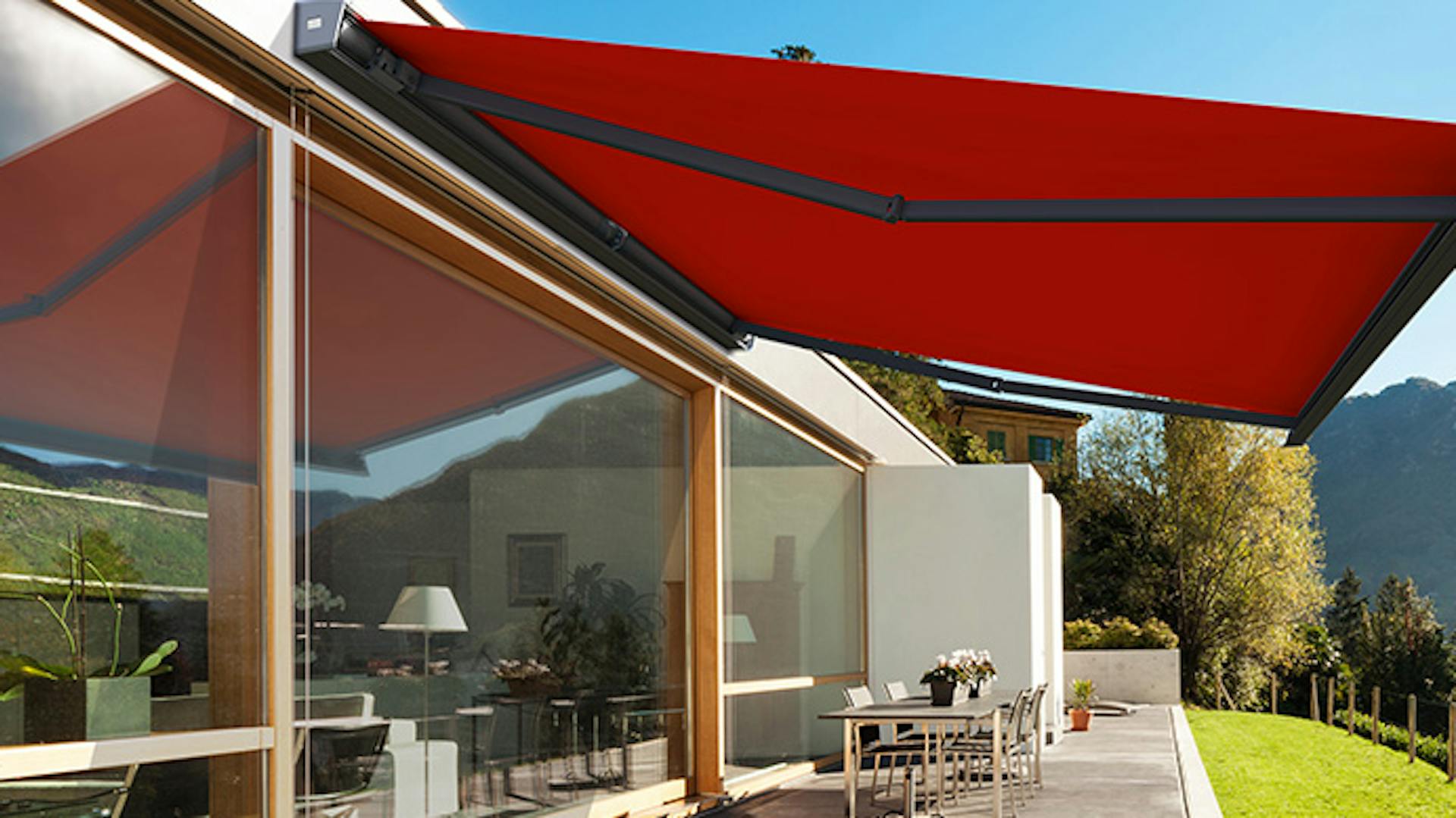 Automatische Markise in grün ausgefahren über Terrasse