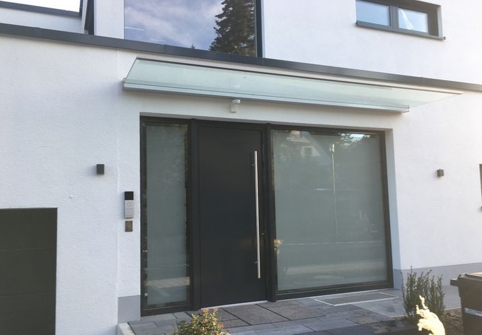 Vordach freitragend aus Glas