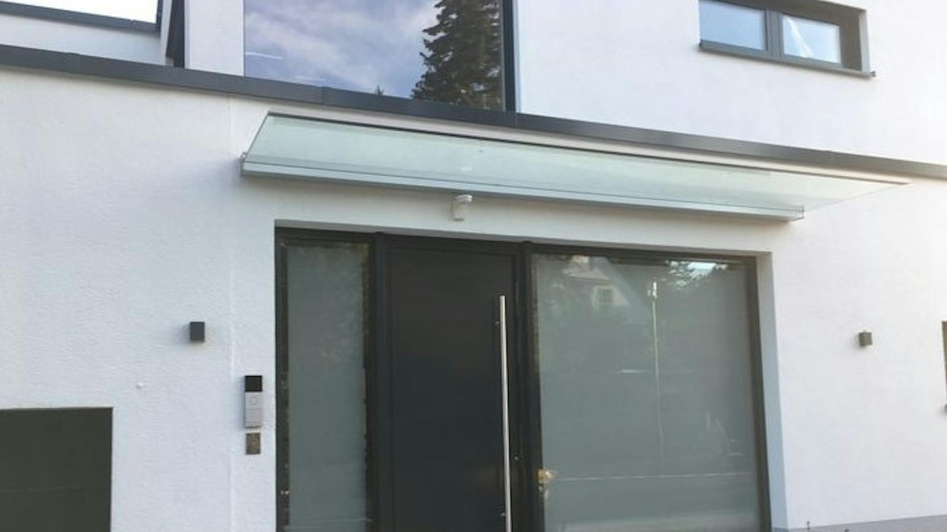 Vordach freitragend aus Glas