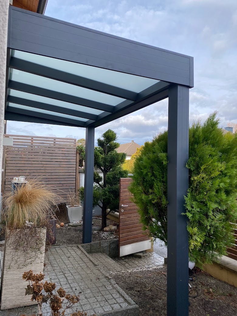 Vordach in Anthrazit mit milchiger Glasdacheindeckung