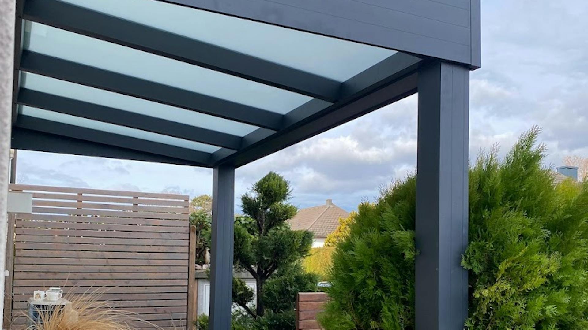 Vordach in Anthrazit mit Pfosten und milchiger Dacheindeckung
