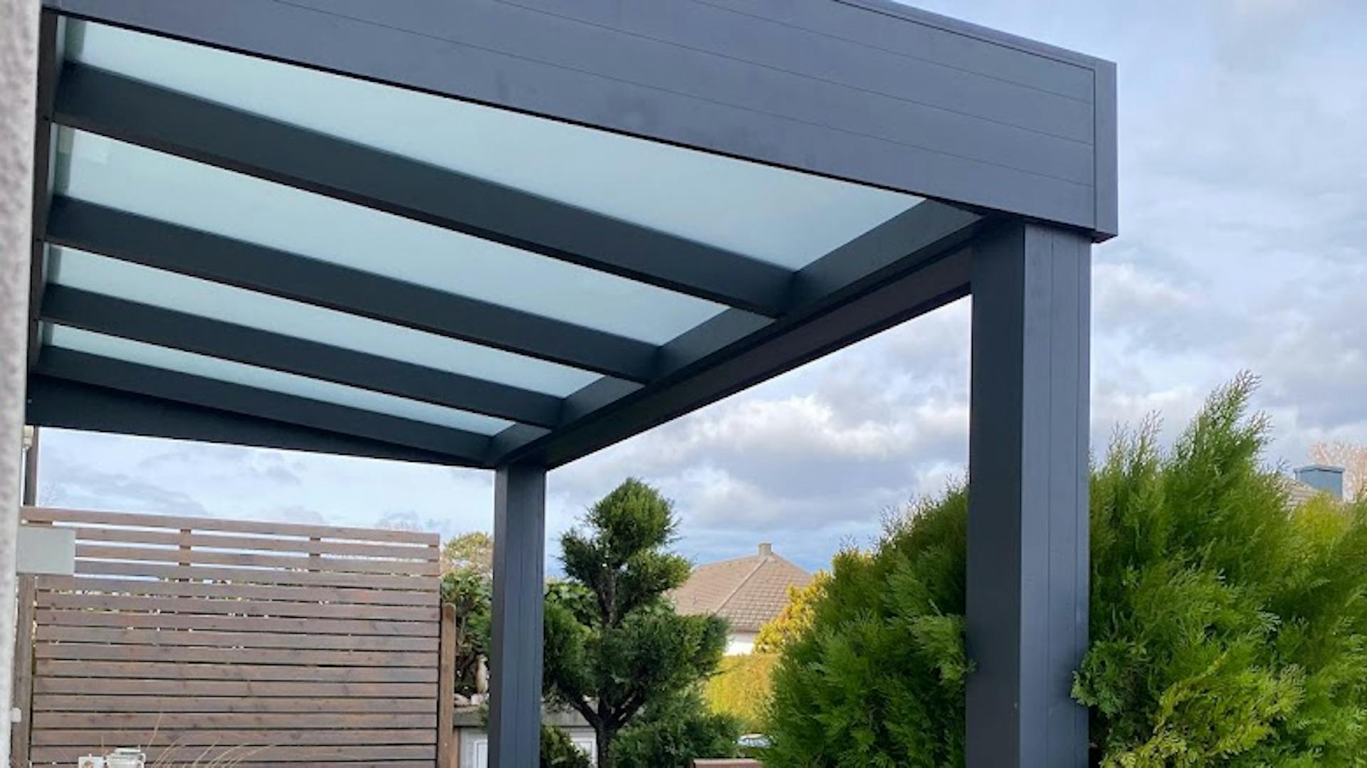 Vordach in Anthrazit mit milchiger Glasdacheindeckung