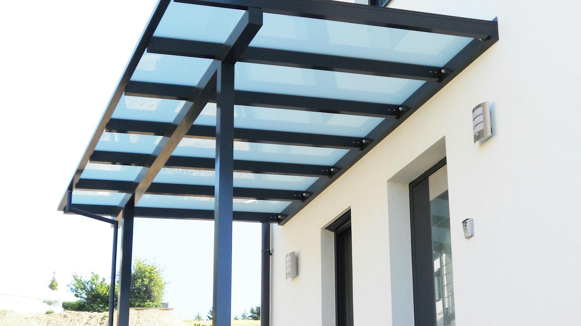Vordach in Anthrazit mit Stützen und milchiger Dacheindeckung