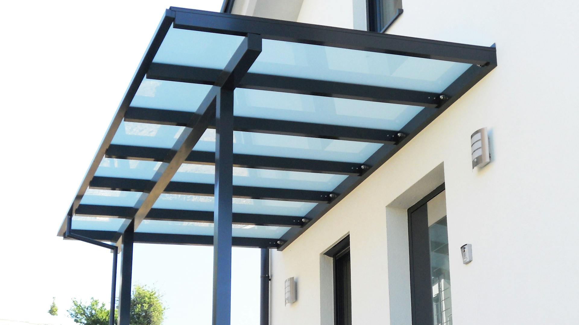 Vordach in Anthrazit mit lichtdurchlässiger Windschutzwand