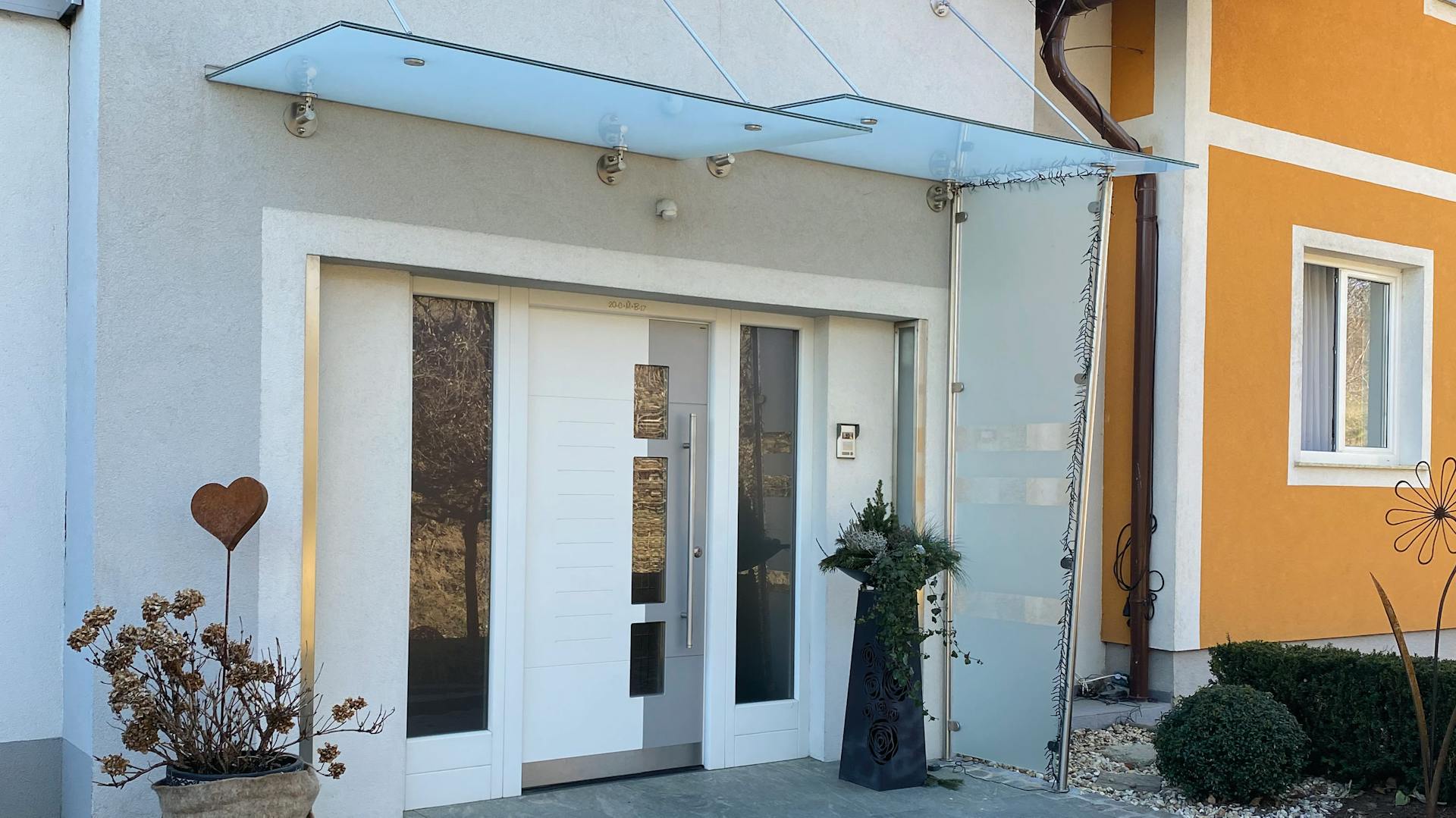 Vordach nach Maß ohne Stützen aus milchigem Glas