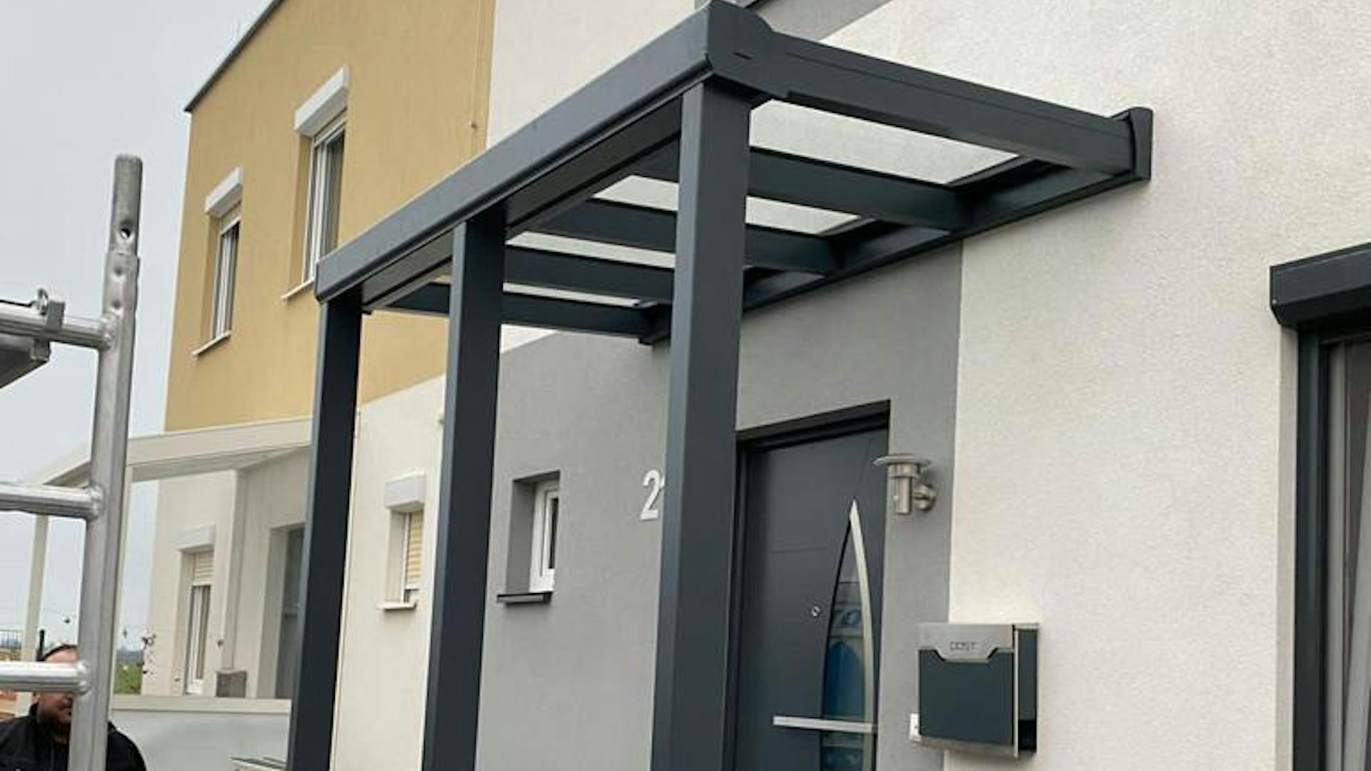 Vordach in Anthrazit mit Pfosten und klarer Dacheindeckung