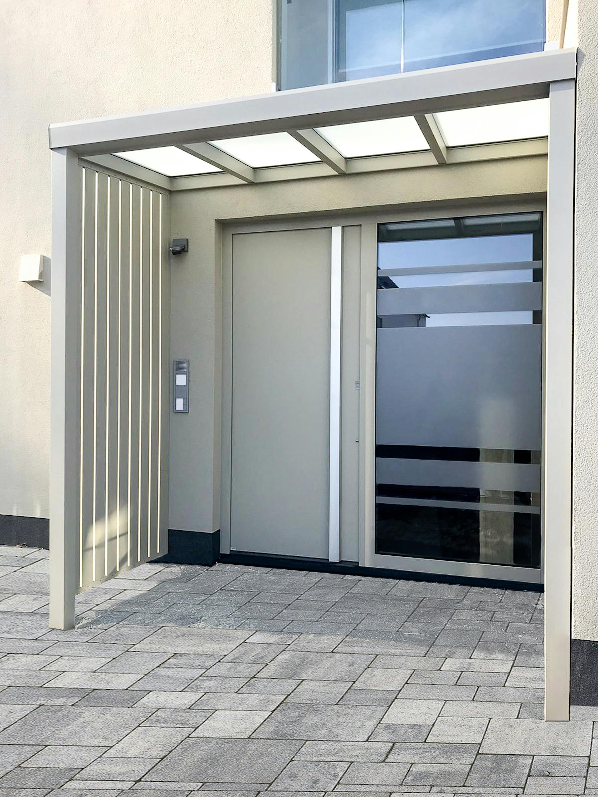 Vordach in Anthrazit mit lichtdurchlässiger Windschutzwand