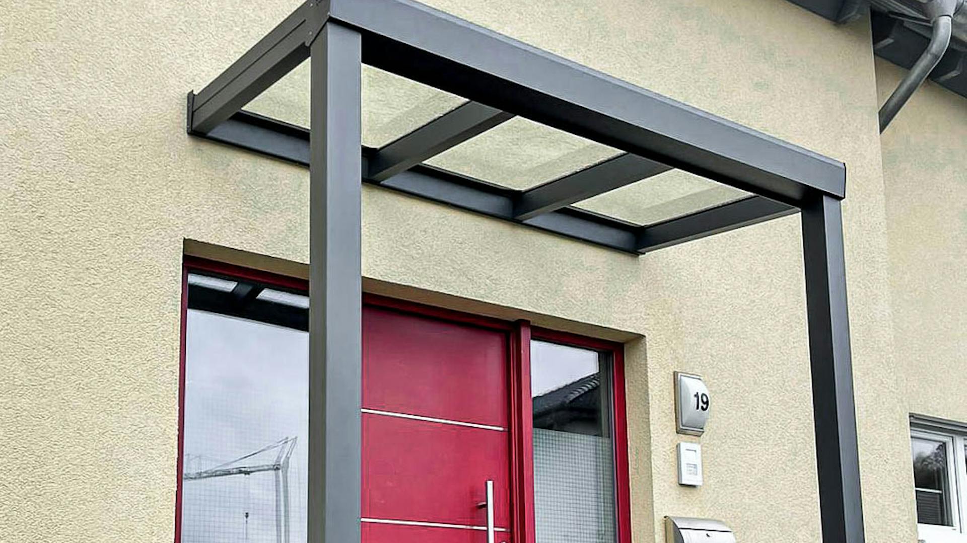 Vordach in Anthrazit mit Stützen und Glasüberdachung (Schweng)