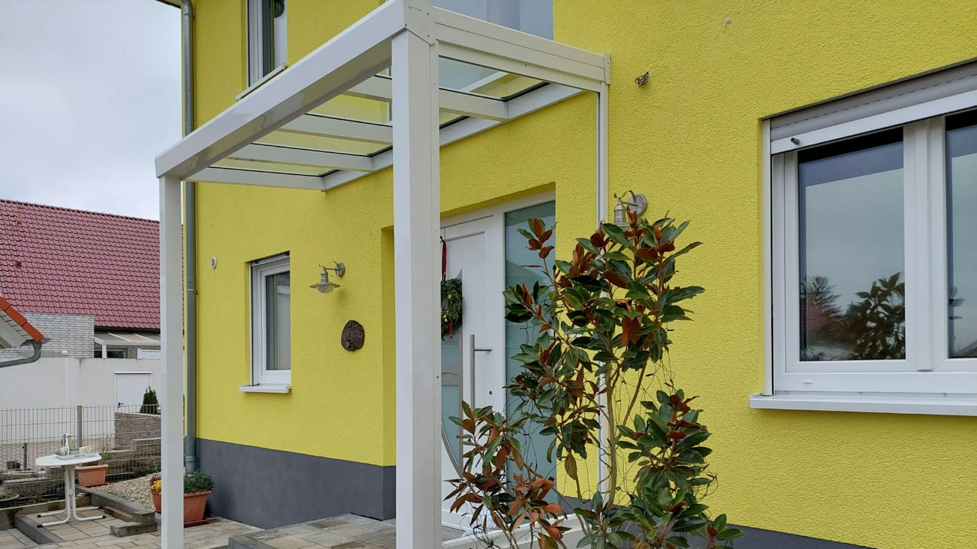 Vordach in Weiß mit Stützen und Klarglas-Dacheindeckung (Shweng)