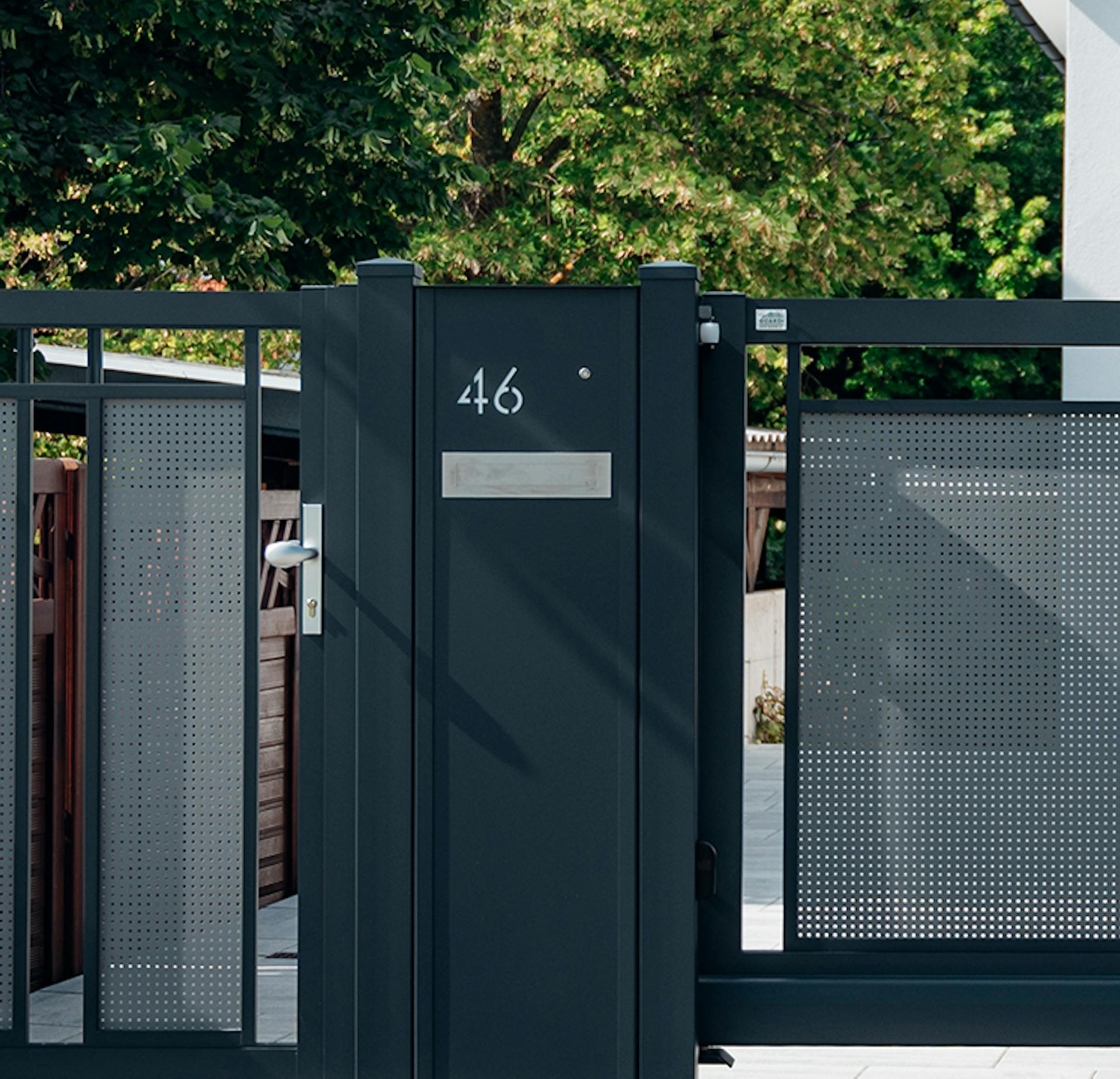 Zaun mit Paketbox