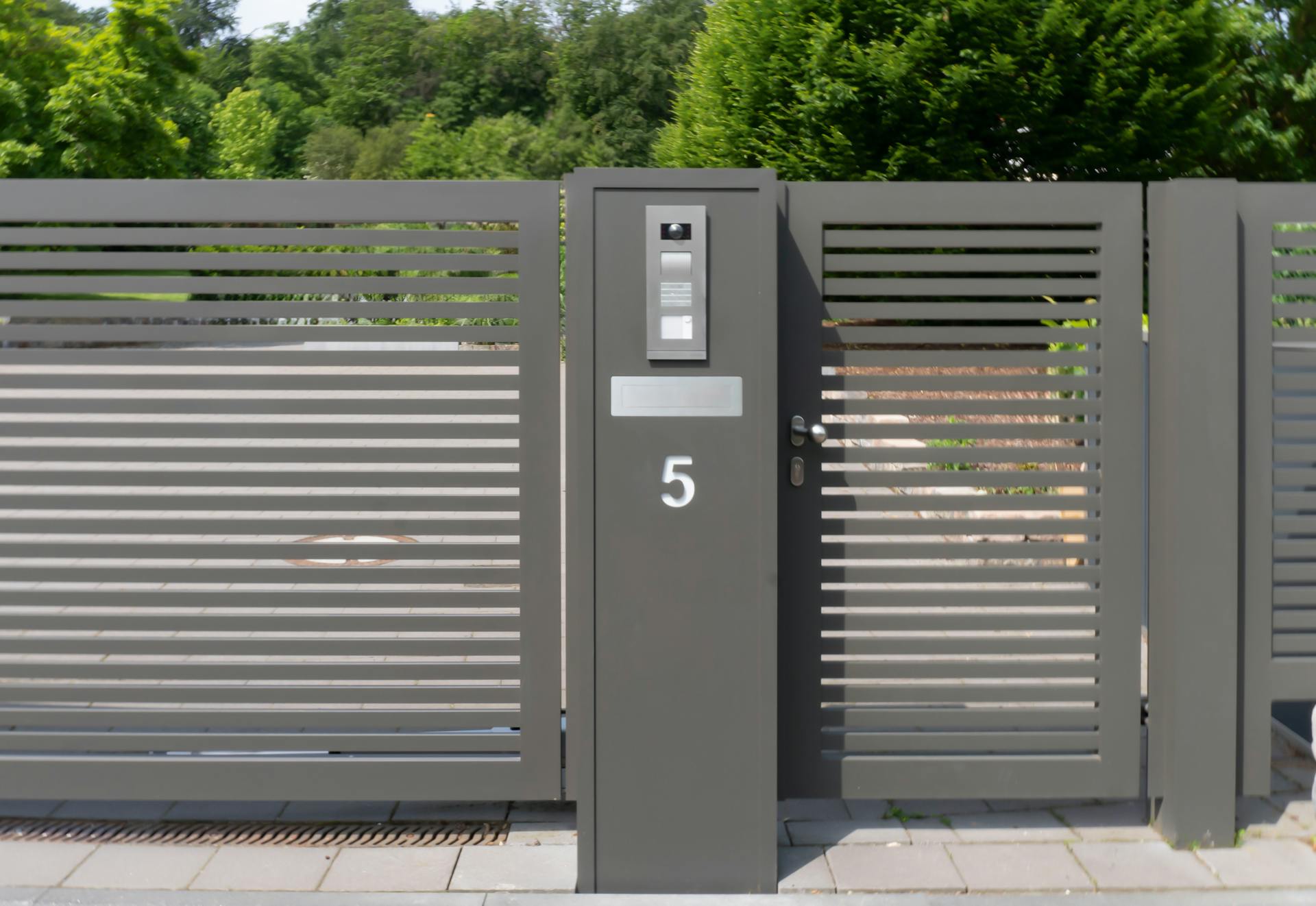 Zaun mit Kommunikationspfosten