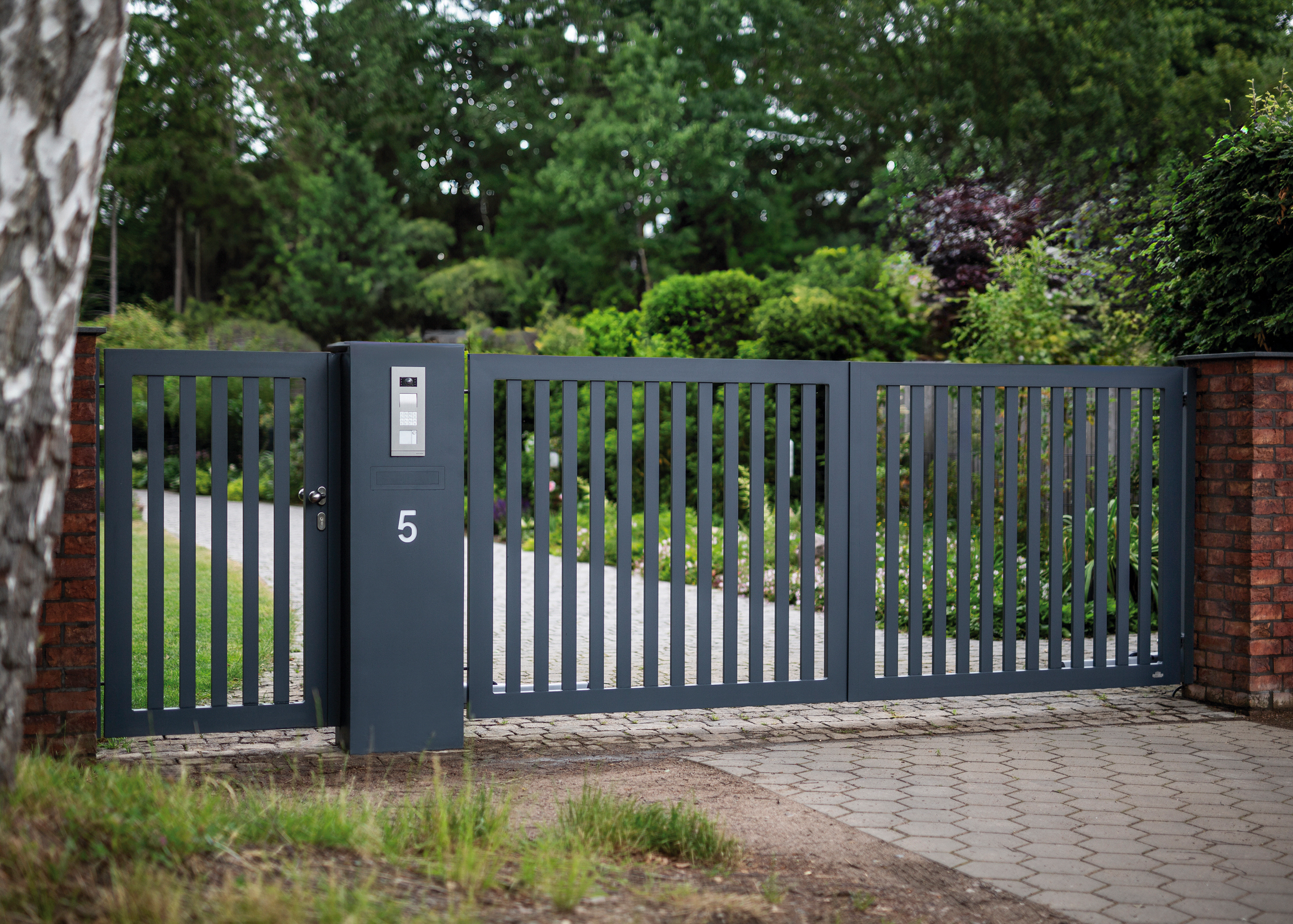 Zaun mit Tor und Kommunikationspfosten