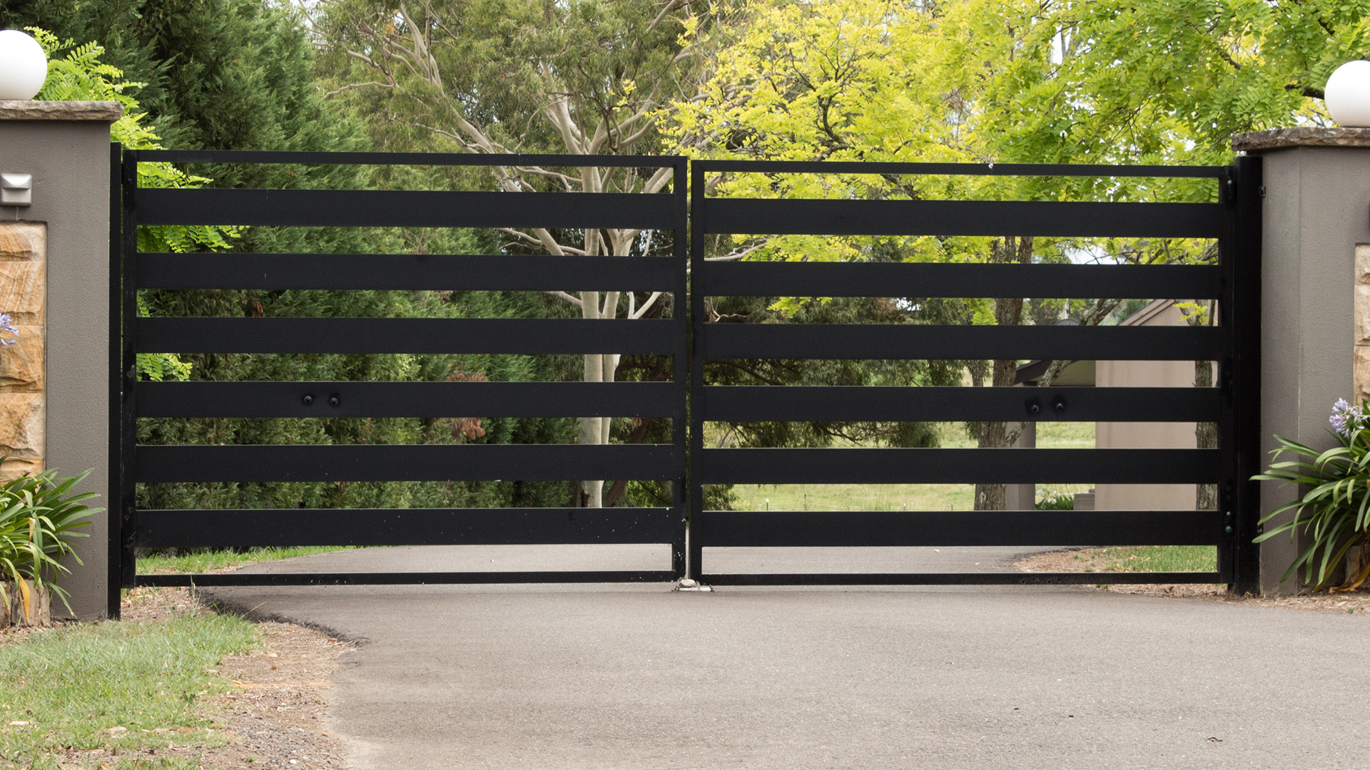 Zweiflügeliges Tor modern schwarz