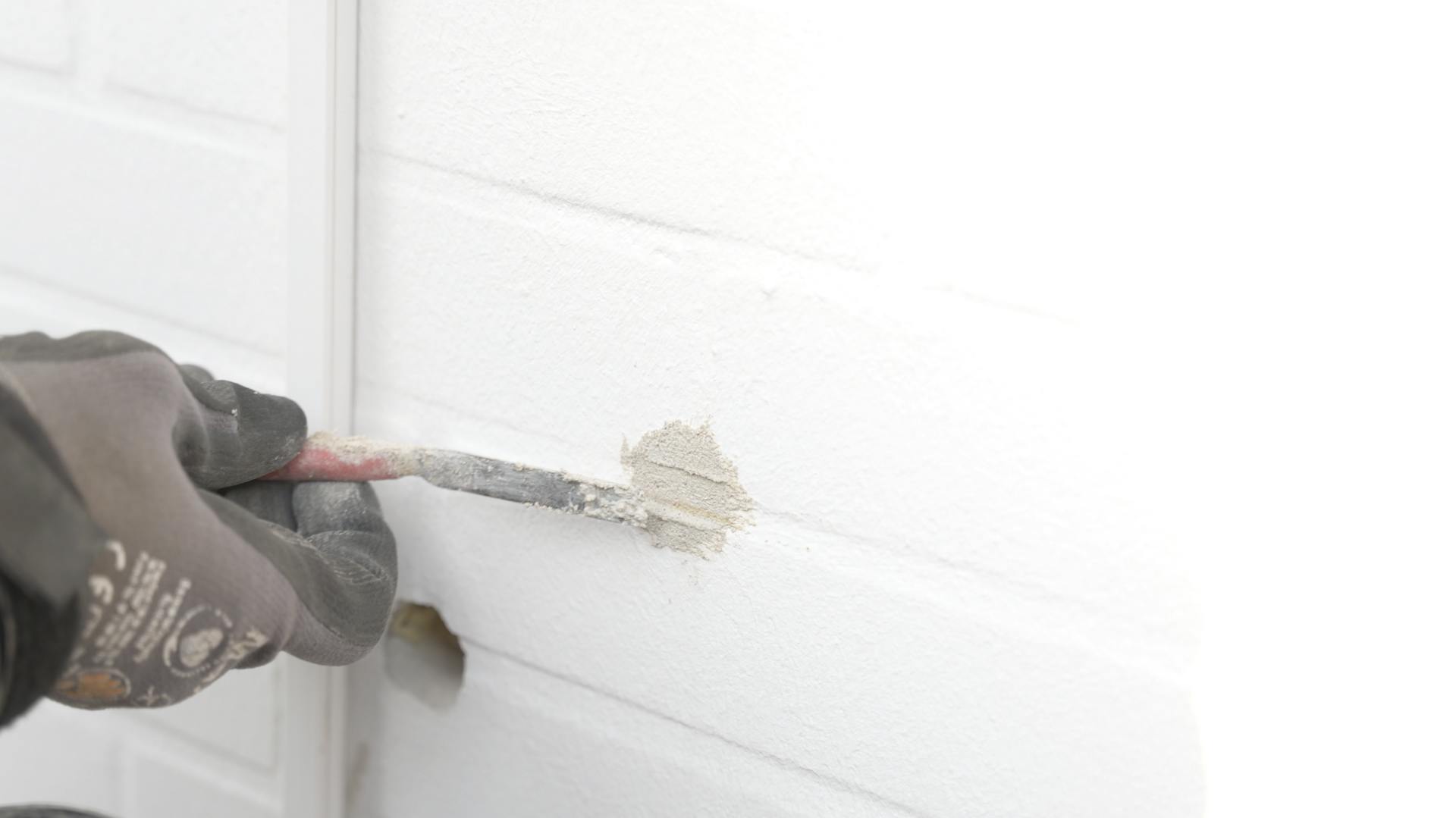 Fassade wird mit Mörtel verschlossen