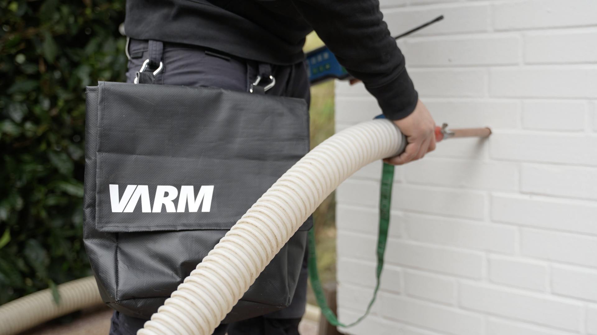 Dämmmaterial wird in Fassade geblasen