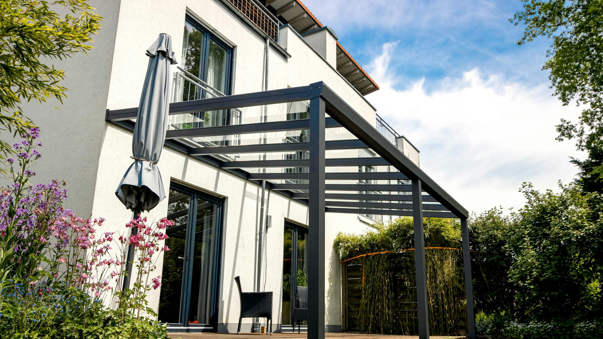 Wandmontierte Terrassenüberdachung mit Glasdach