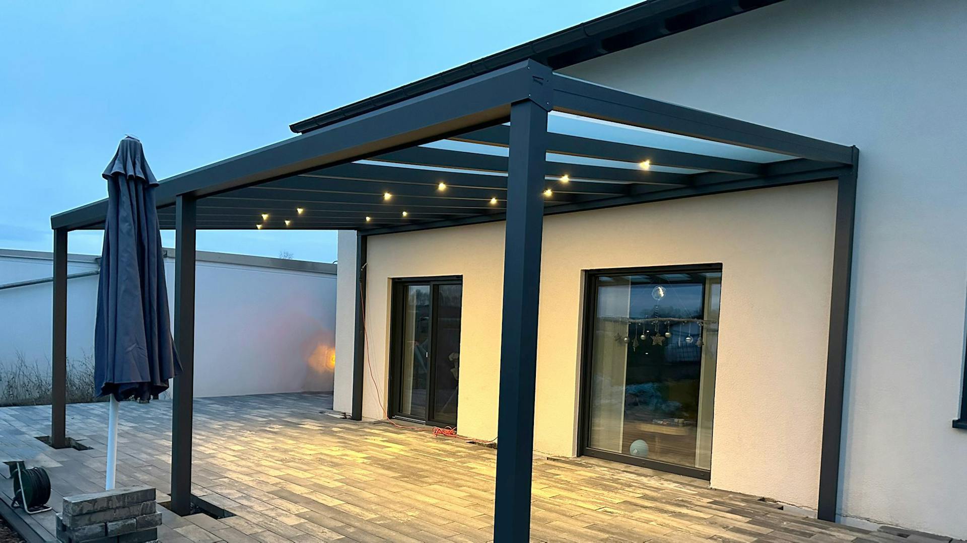 Sommergarten mit LED-Licht