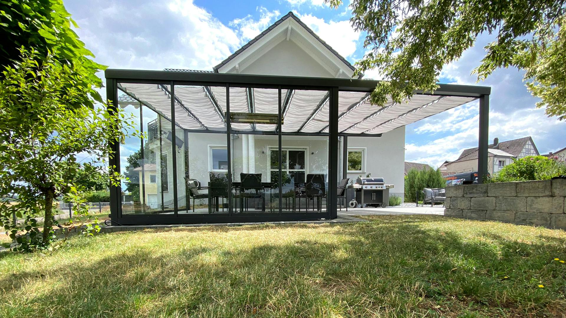 Freistehende Terrassenüberdachung mit Sonnensegel und Pfosten