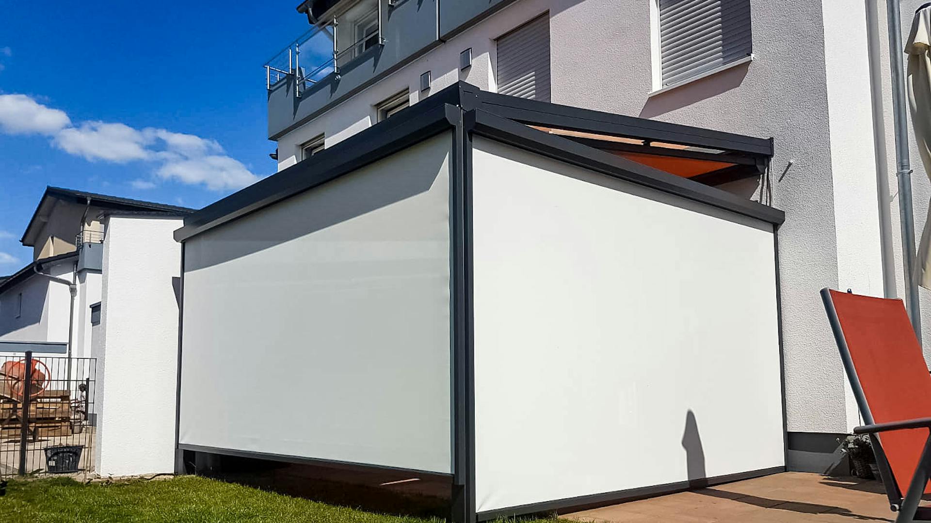 Sommergarten in Anthrazit mit Senkrechtmarkise und Schiebetüren (Projektbeispiel von unserem Partner Schweng)