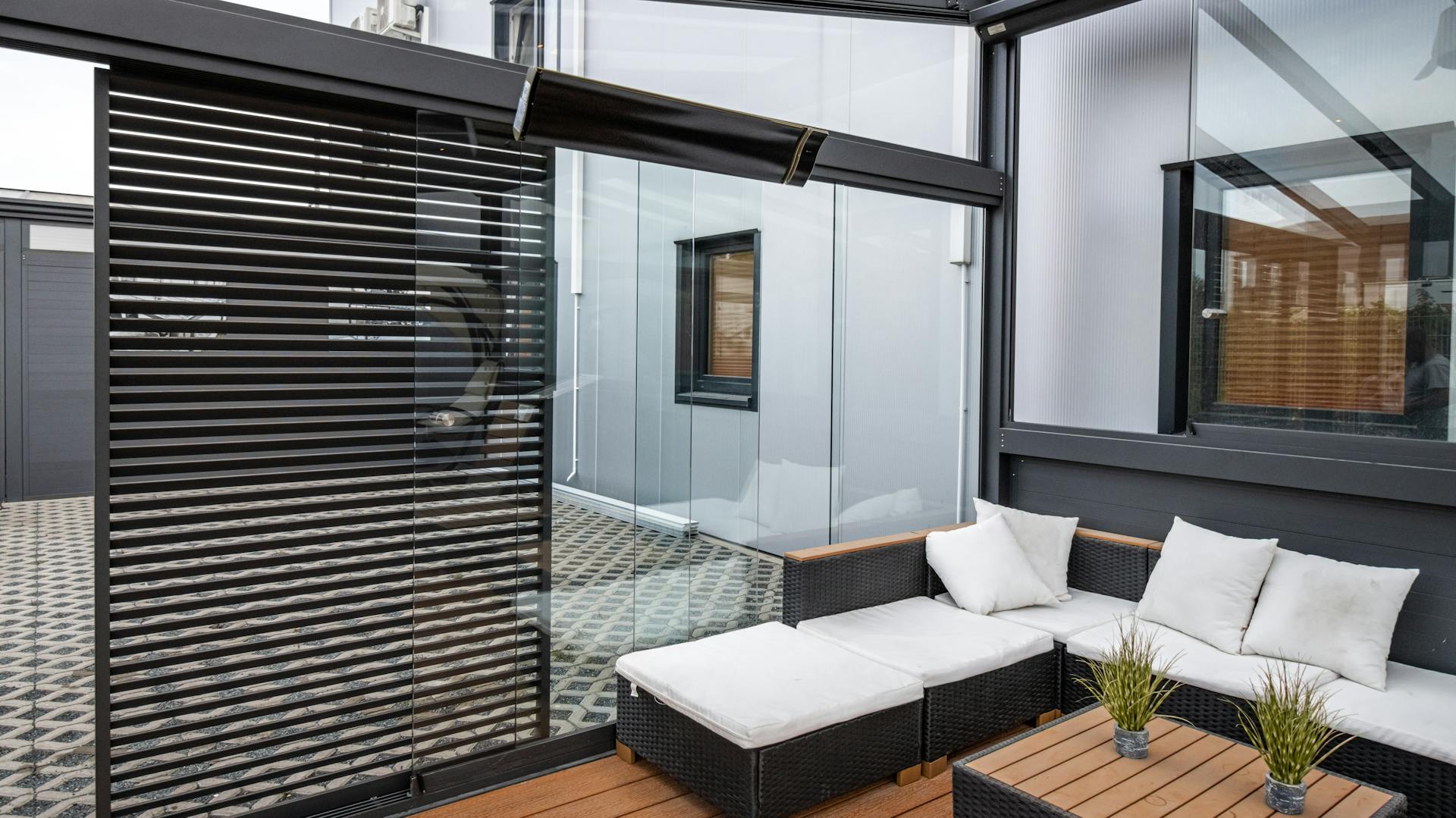 Kaltwintergarten in Anthrazit mit Anbau am Haus