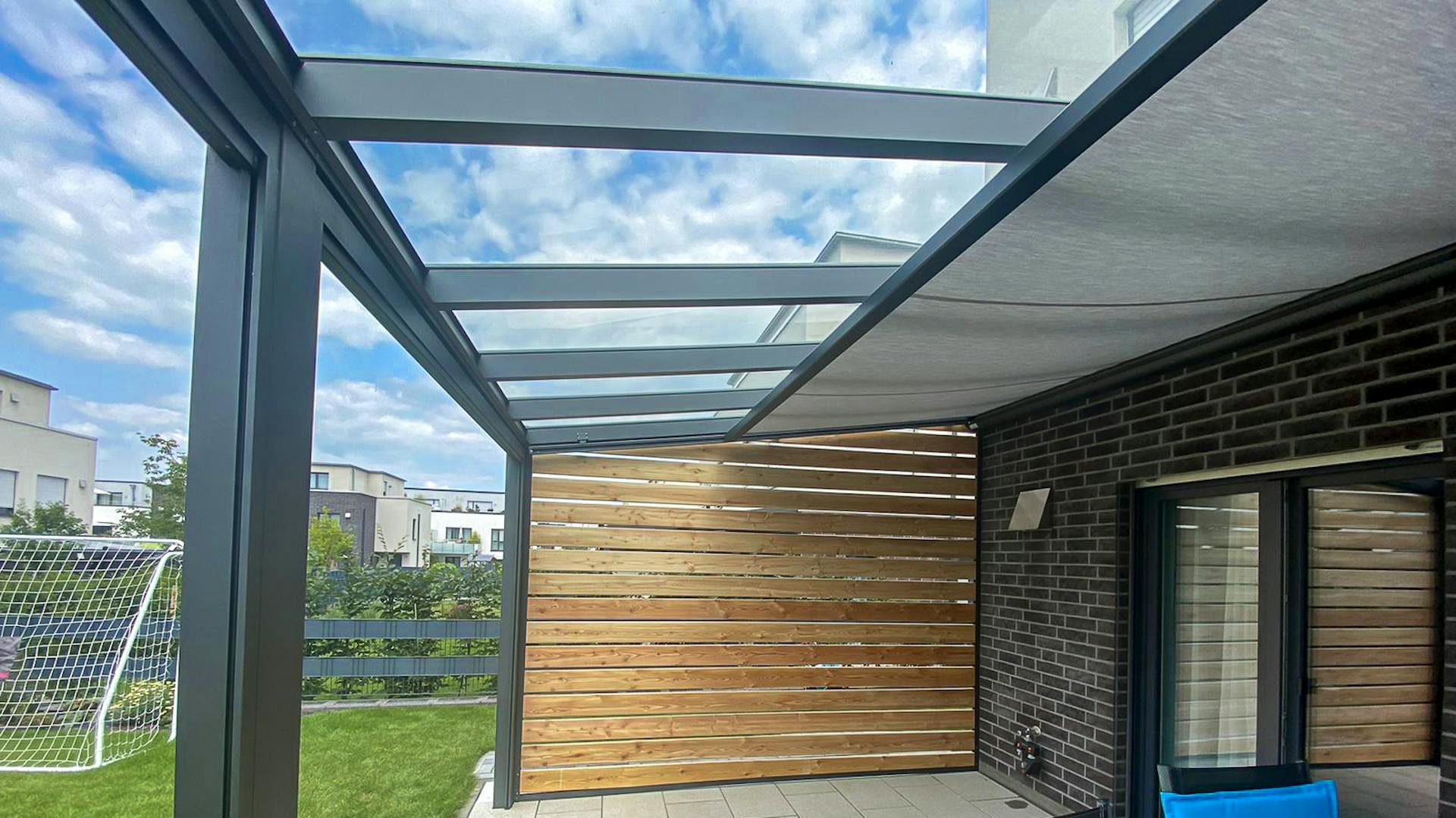 Wandmontierte Terrassenüberdachung mit Markise und Seitenwand