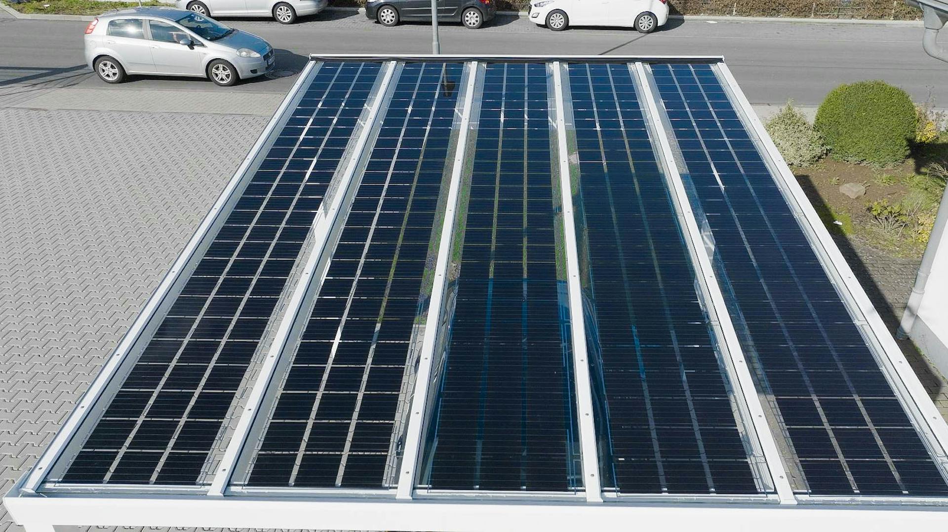 Freistehende Terrassenüberdachung mit Sonnensegel und Pfosten