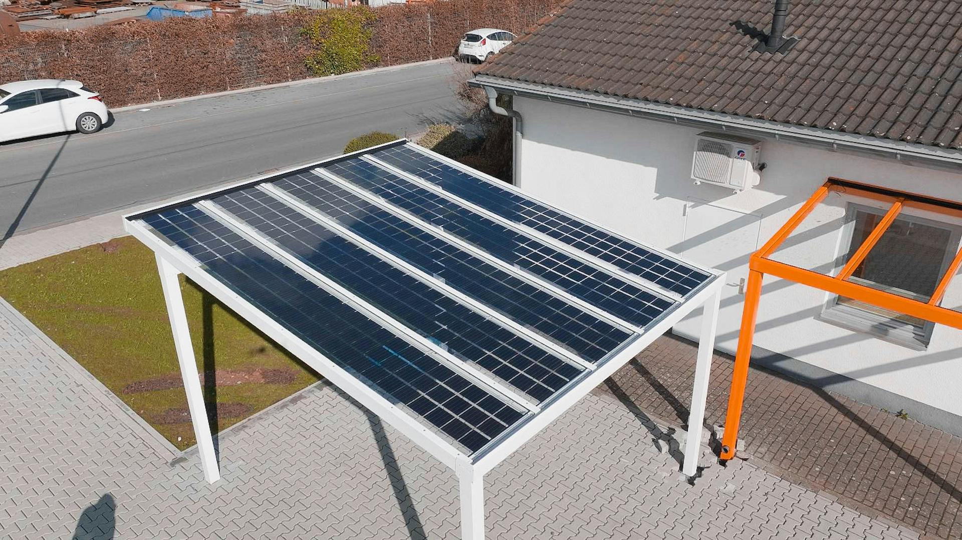 Freistehende Terrassenüberdachung mit Sonnensegel und Pfosten