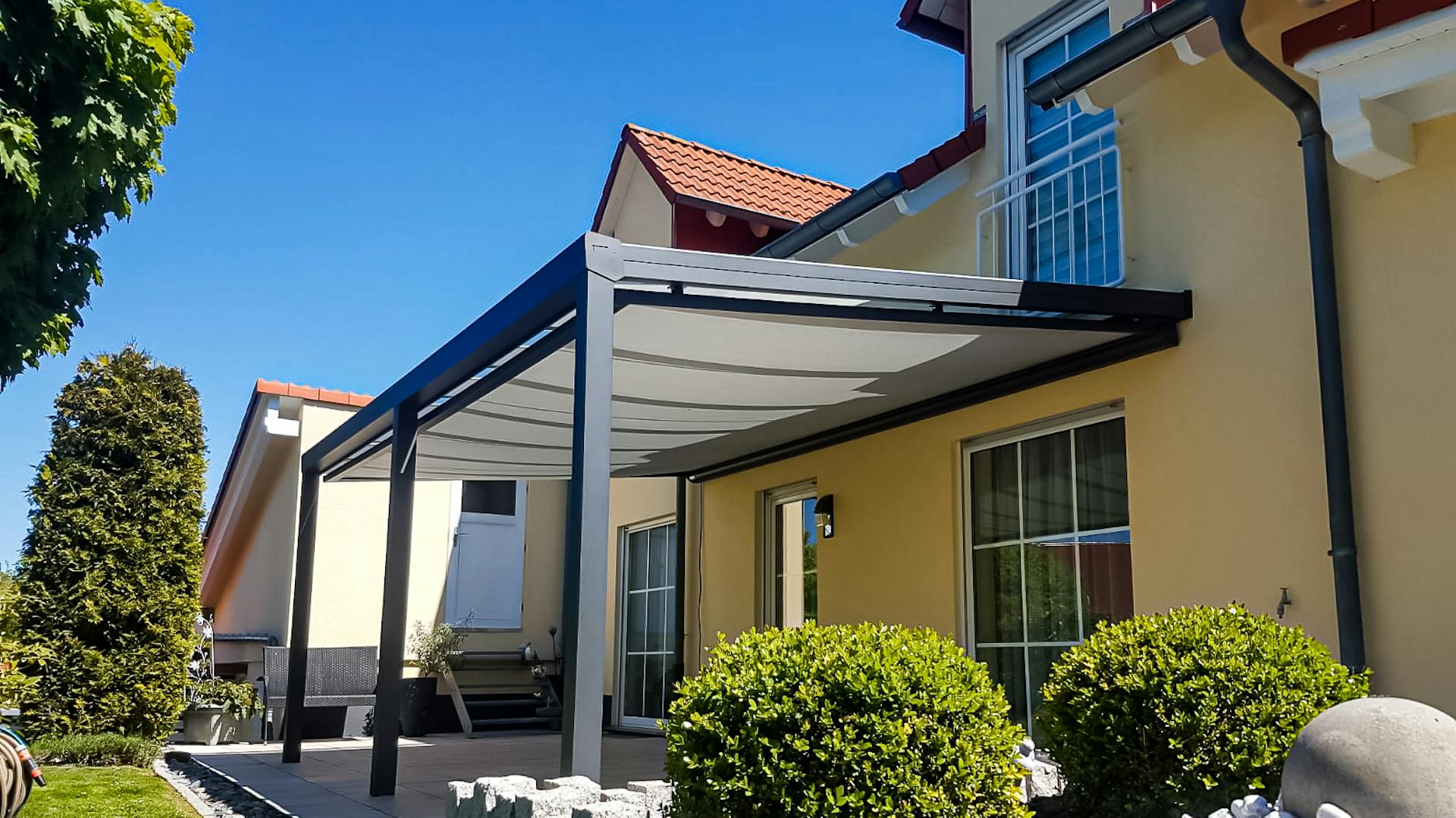 Wandmontierte Terrassenüberdachung mit Markise