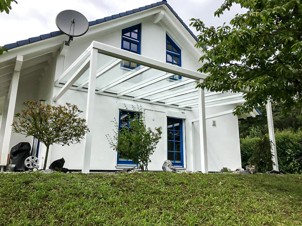 Freistehende Terrassenüberdachung mit Sonnensegel und Pfosten