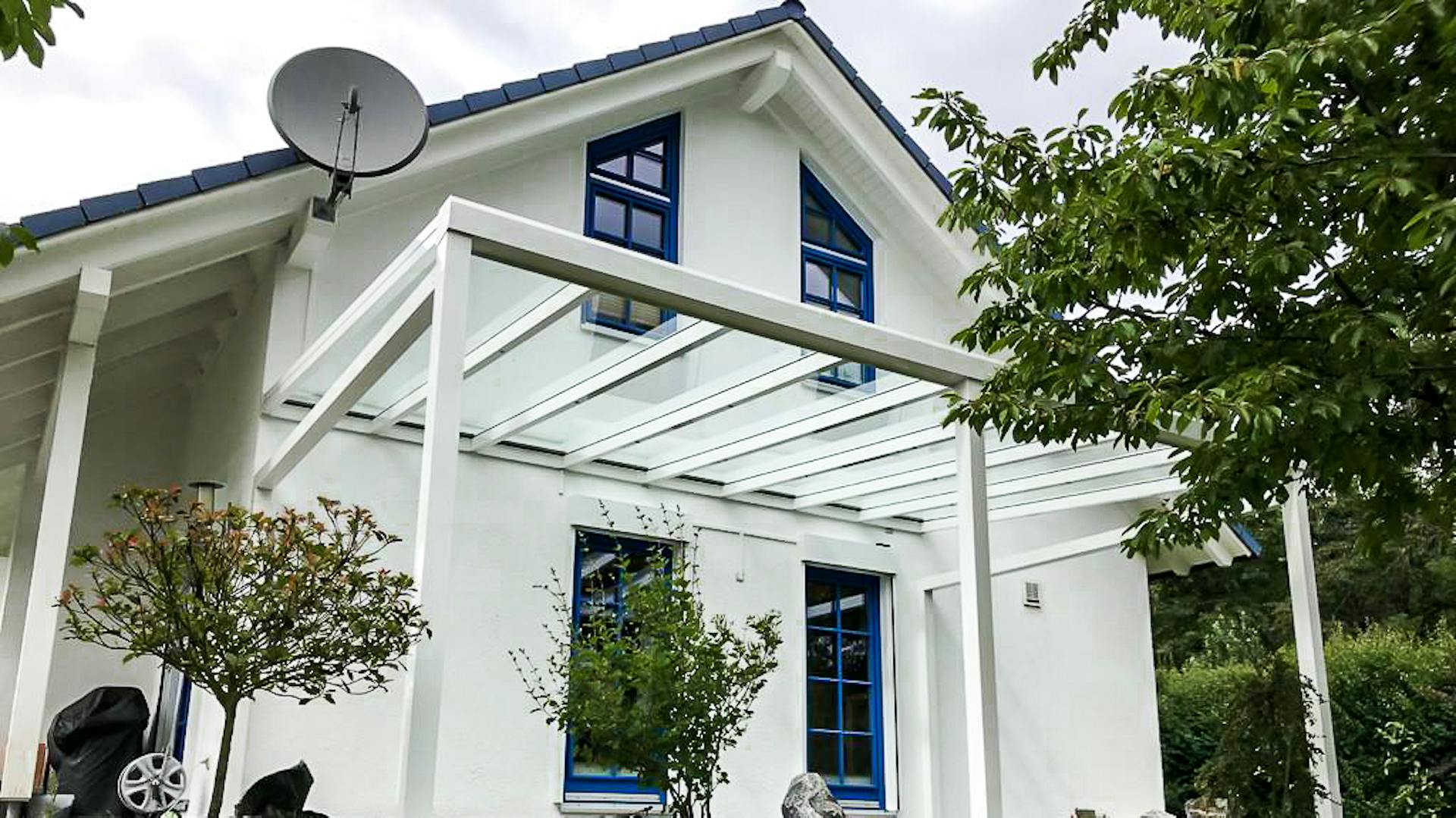 Freistehende Terrassenüberdachung mit Sonnensegel und Pfosten