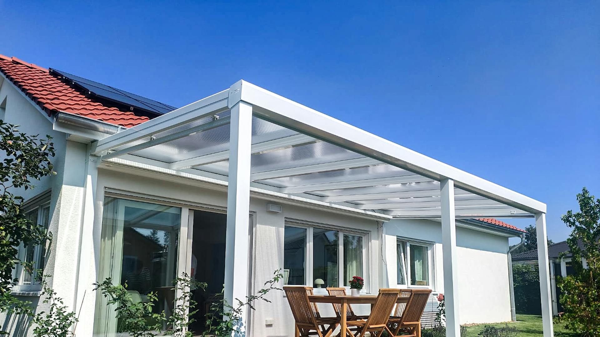 Freistehende Terrassenüberdachung mit Sonnensegel und Pfosten