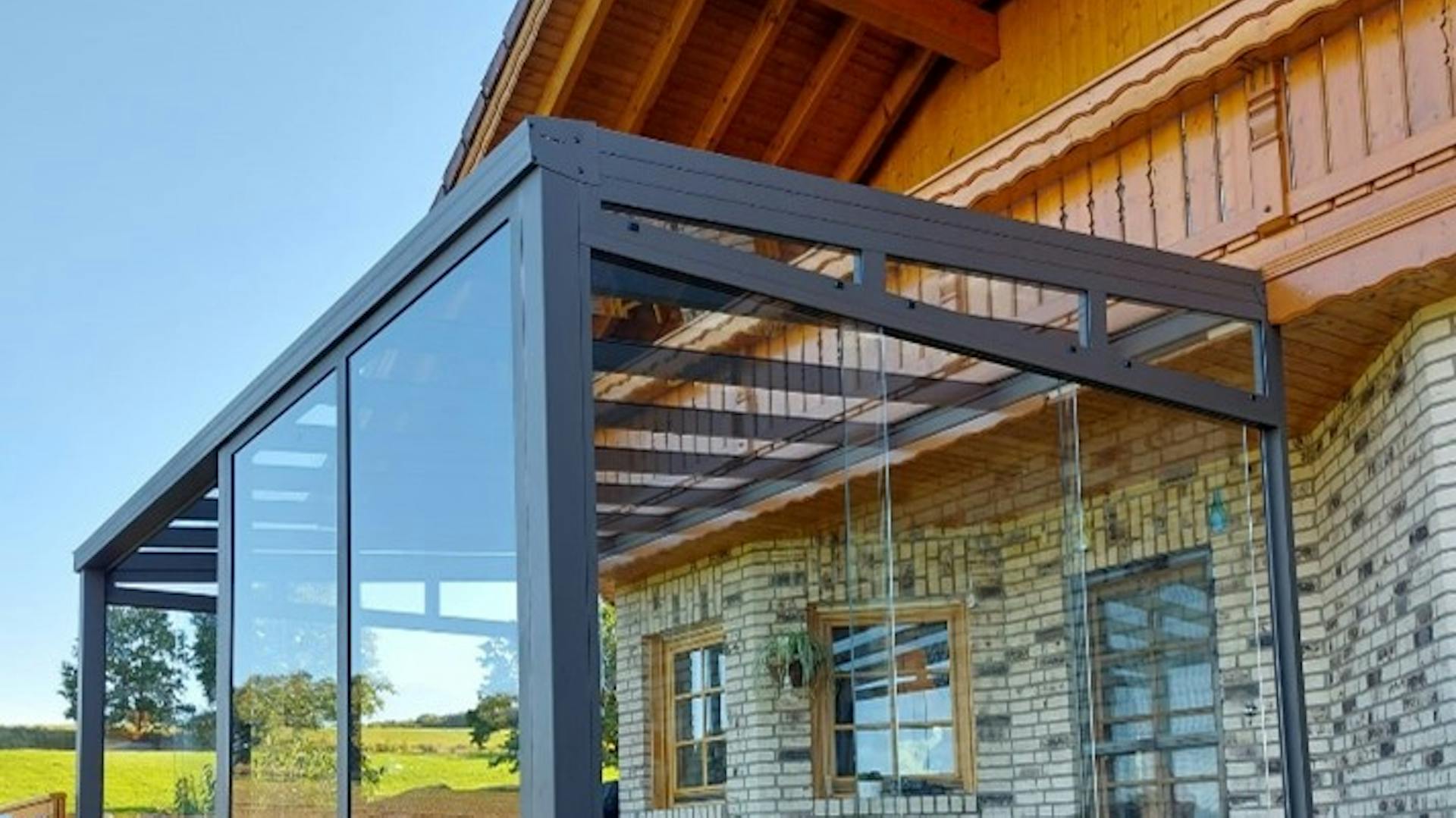 Sommergarten mit Seitenwänden in weiß