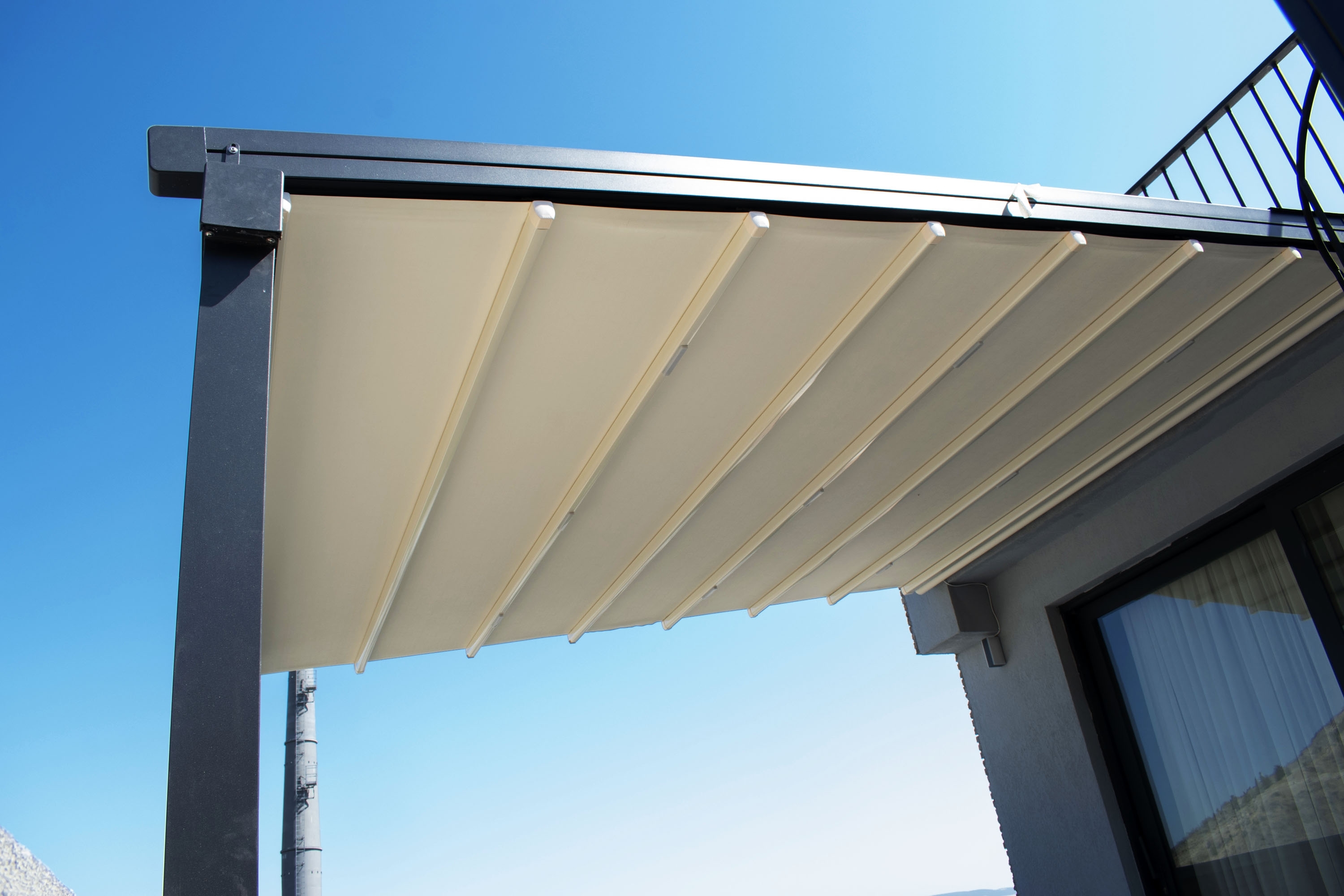 Freistehende Terrassenüberdachung mit Sonnensegel und Pfosten