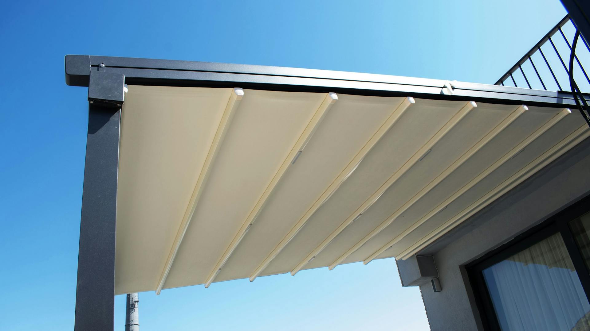 Freistehende Terrassenüberdachung mit Sonnensegel und Pfosten