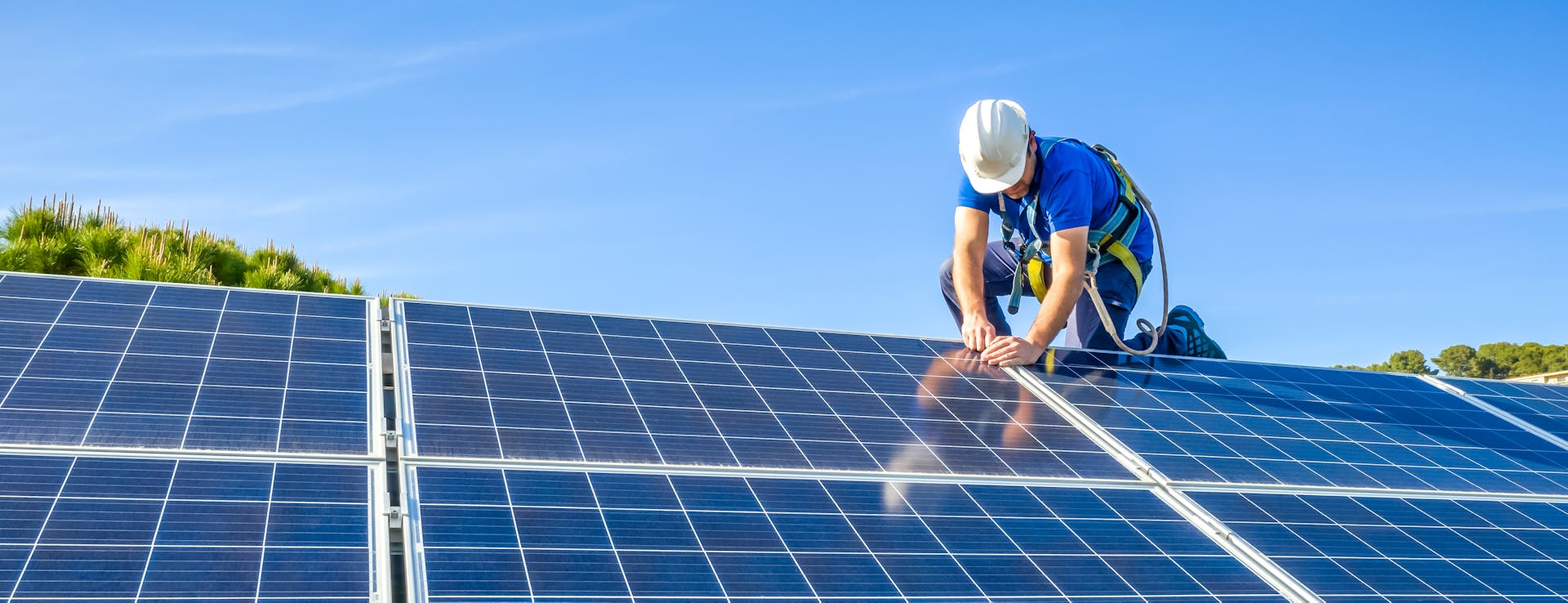 Installation der Solaranlage durch Experten auf dem Hausdach