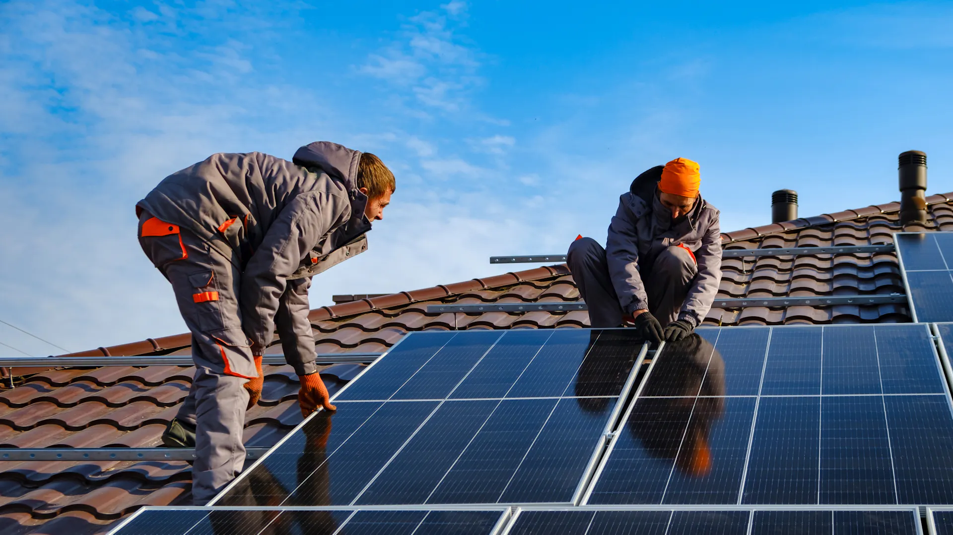 Installation einer Terrassenüberdachung von Fachfirma