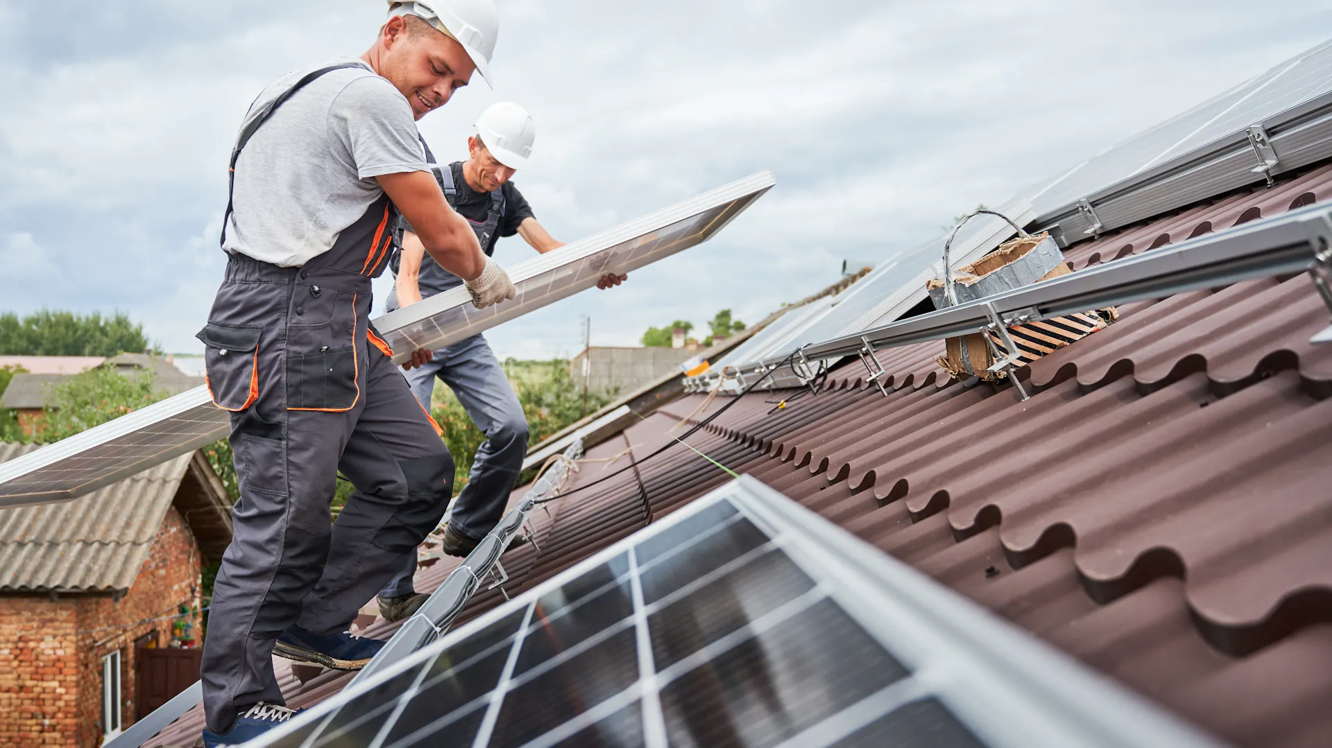 Haus mit Photovoltaikanlage auf dem Dach nach Umsatzsteuereinsparung
