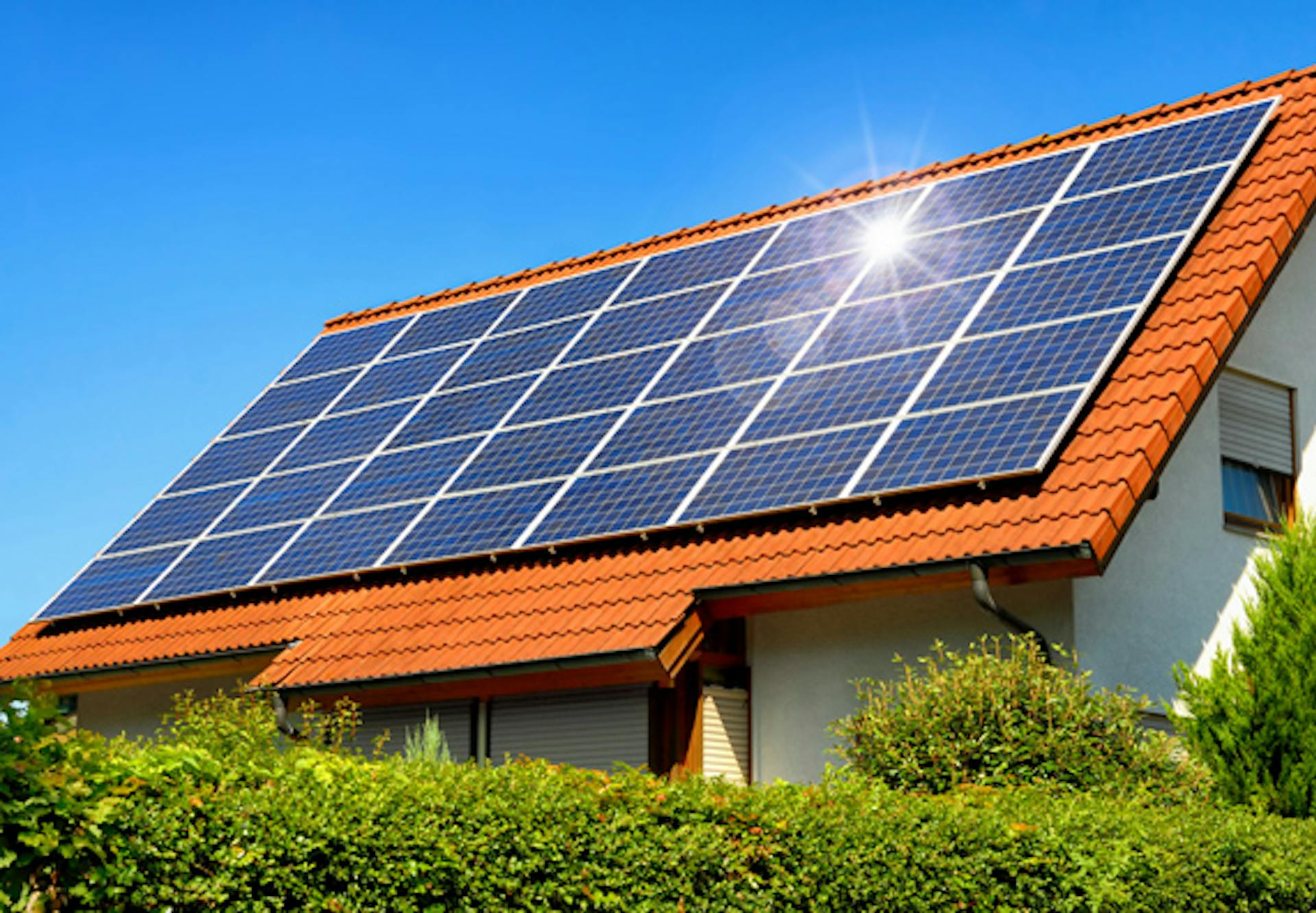 Montage einer Photovoltaikanlage auf einem Hausdach