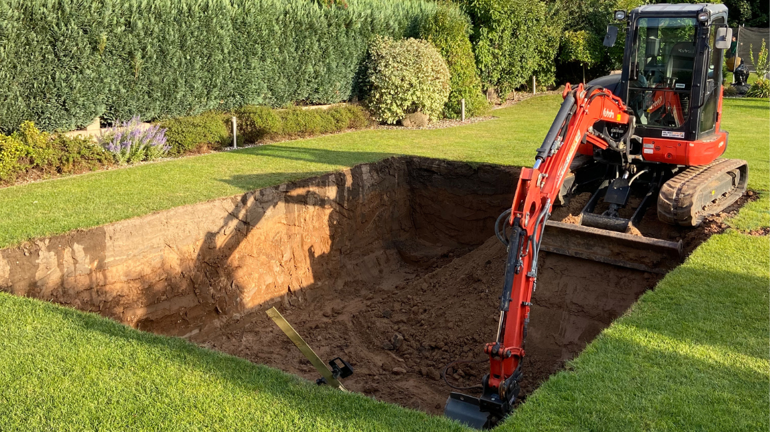 Pool Aushub mit Bagger