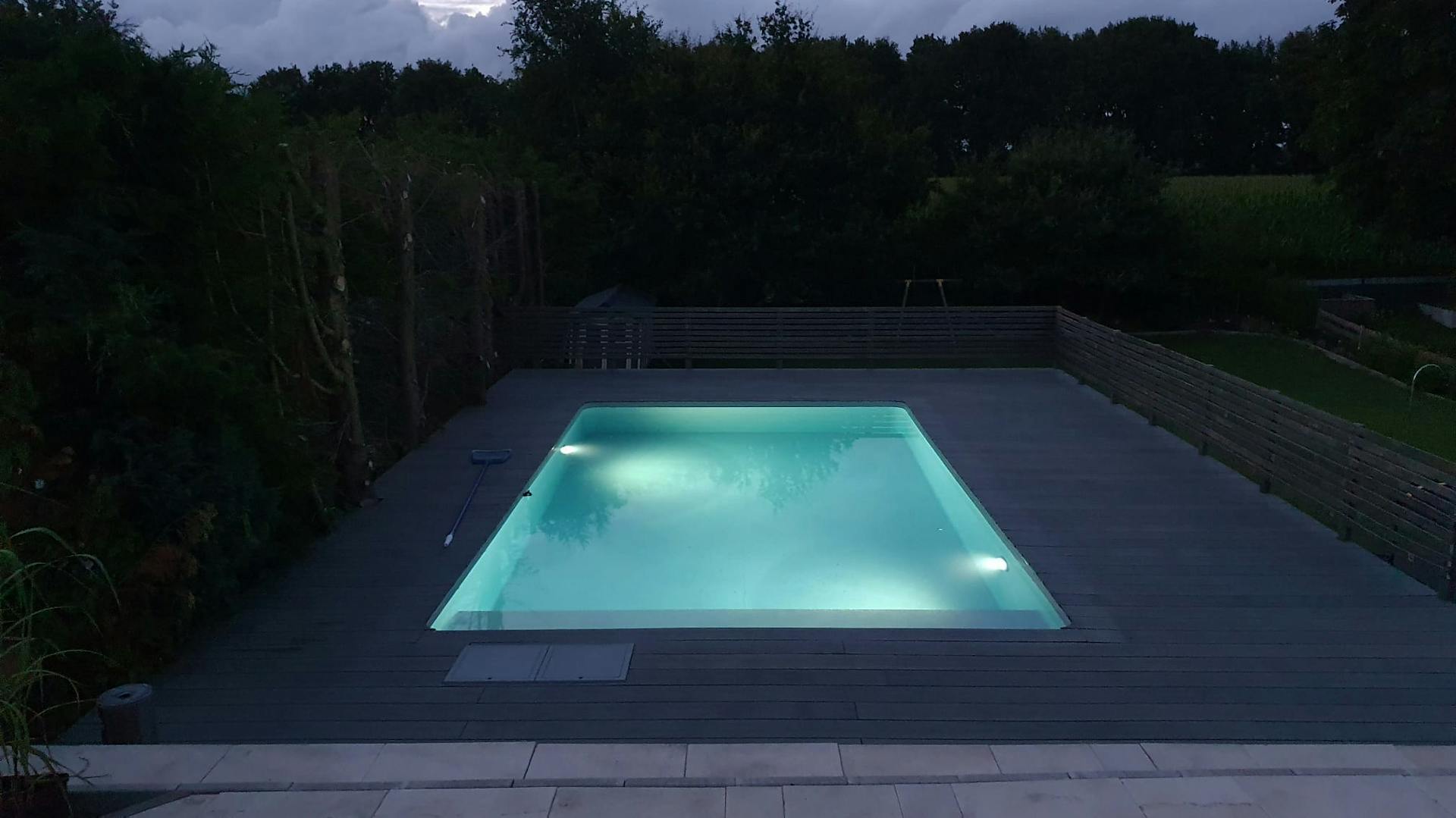 Pool auf Terrasse mit Sichtschutz