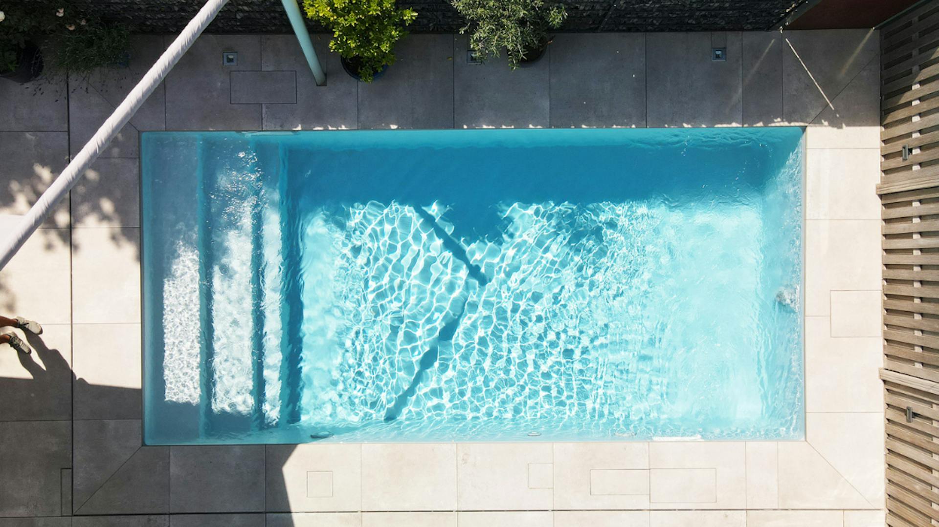 Pool fertig mit Terrasse