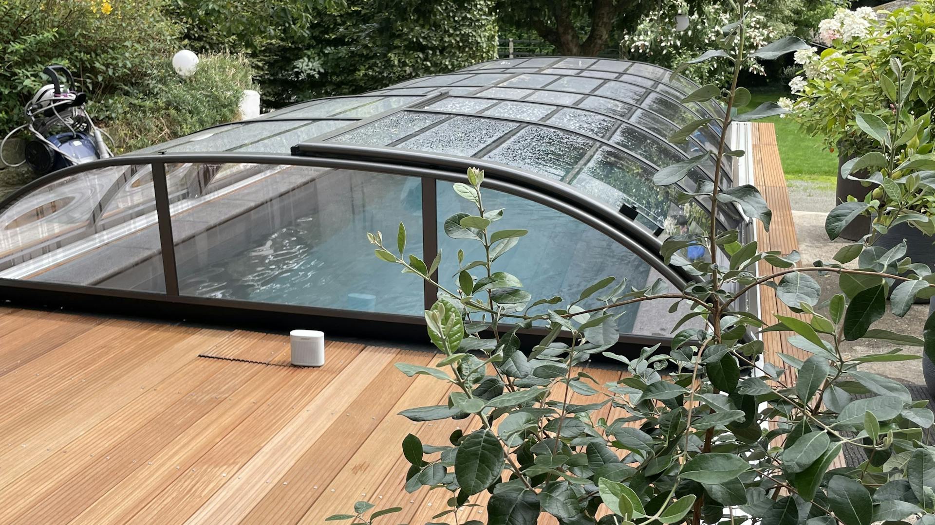 Gartenpool mit Glaskuppel