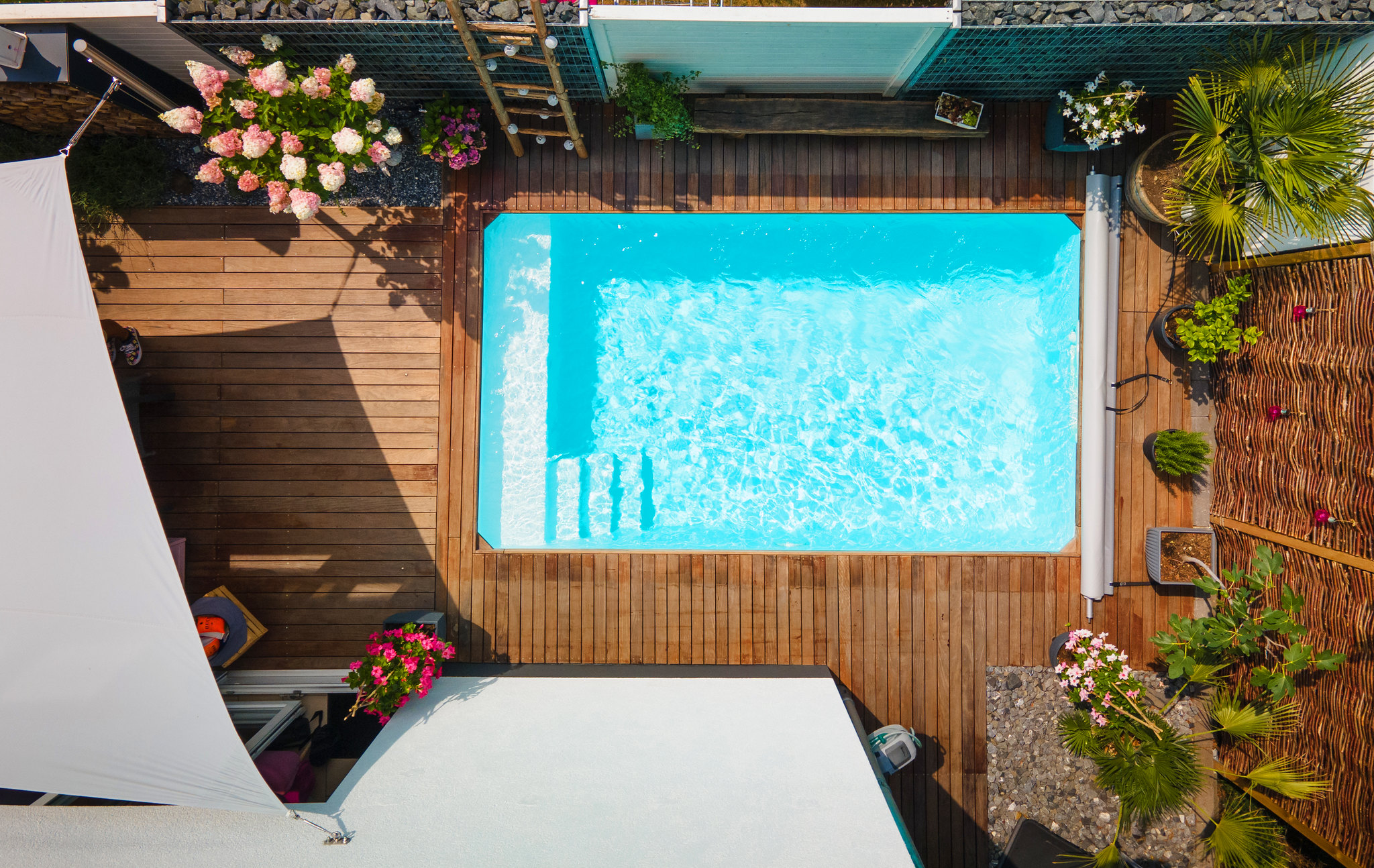 Kleiner Pool mit Treppe auf Terrasse